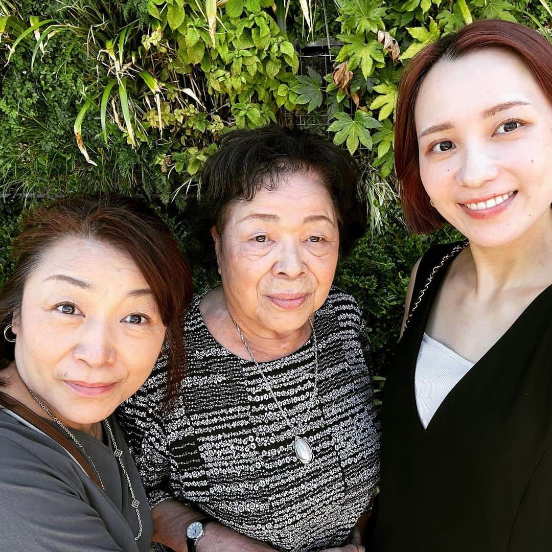 田原愛里のインスタグラム：「記念に載せておこっ☺️🩷  この日はままとおばーちゃんと ランチしたときの📸🍽️  声質と声量と…笑 よく似てるって言われます😂💓」
