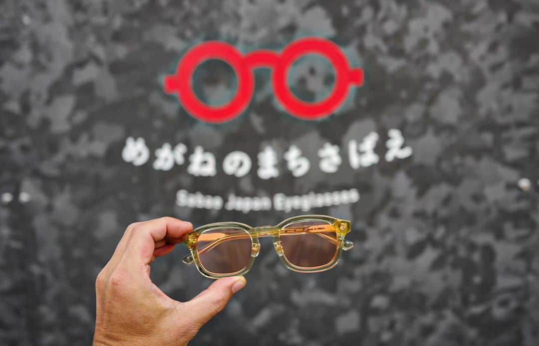 植竹拓さんのインスタグラム写真 - (植竹拓Instagram)「来期のデザインミーティングの為、日本が世界へ誇る眼鏡の街、福井県鯖江市へ。  世界的に有名なハイブランドも鯖江で生産している程、有名な眼鏡の街。  眼鏡生地や色味を確認しながら来期の構想を。  眼鏡の知れば知る程、デザインが混沌しますが✯NSH✯らしく装着した時の高揚感を大切に来期もGoing my wayで行きます。  #鯖江 #鯖江市 #福井 #眼鏡 #タキロンローランド #TakironRowland #NSH #Madeinshibuya」9月15日 16時51分 - hiromu0820