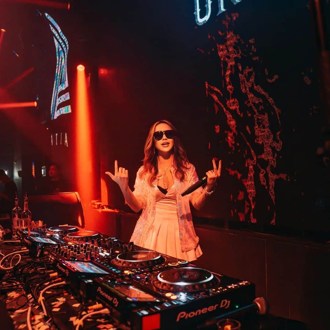 Nicole Chenのインスタグラム：「Living it up at @altanightclub in taichung! It was amazing! #taichung #nightlife #taiwan #djane #femaledj」