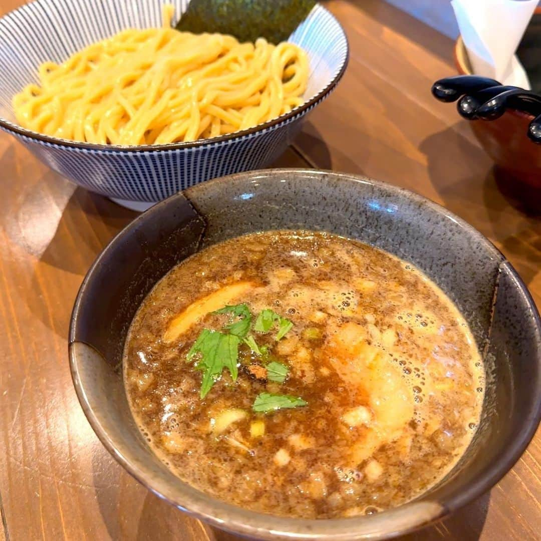 三浦優奈さんのインスタグラム写真 - (三浦優奈Instagram)「【麺屋やま昇】 📍名古屋市西区那古野  チャーシューが信じられないくらいほろほろで🍖 ラーメンとつけ麺を頼みましたが、つけ麺推し(￣∀￣)💕  帰りはルンルンで写真撮ってるんですが…なぜか変身ポーズ！になってしまってますwww  #麺屋やま昇 #やま昇 #麺屋 #ラーメン #ラーメン屋 #rahmen #ラーメン女子 #ラーメン大好き #名古屋 #名古屋グルメ #名古屋市#Nagoya #nagoyarahmen #nagoyafood #nagoyagourmet #nagoyajapan #japanesefood #Japan #Japanese #japaneseculture #日本食 #日本  #ラーメンスープ #名古屋市西区 #西区 #西区グルメ #円頓寺 #円頓寺商店街 #那古野 #国際センター」9月15日 17時02分 - yuna_miura