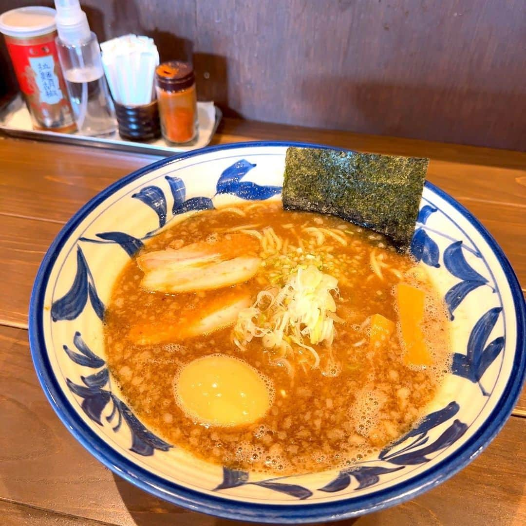 三浦優奈のインスタグラム：「【麺屋やま昇】 📍名古屋市西区那古野  チャーシューが信じられないくらいほろほろで🍖 ラーメンとつけ麺を頼みましたが、つけ麺推し(￣∀￣)💕  帰りはルンルンで写真撮ってるんですが…なぜか変身ポーズ！になってしまってますwww  #麺屋やま昇 #やま昇 #麺屋 #ラーメン #ラーメン屋 #rahmen #ラーメン女子 #ラーメン大好き #名古屋 #名古屋グルメ #名古屋市#Nagoya #nagoyarahmen #nagoyafood #nagoyagourmet #nagoyajapan #japanesefood #Japan #Japanese #japaneseculture #日本食 #日本  #ラーメンスープ #名古屋市西区 #西区 #西区グルメ #円頓寺 #円頓寺商店街 #那古野 #国際センター」