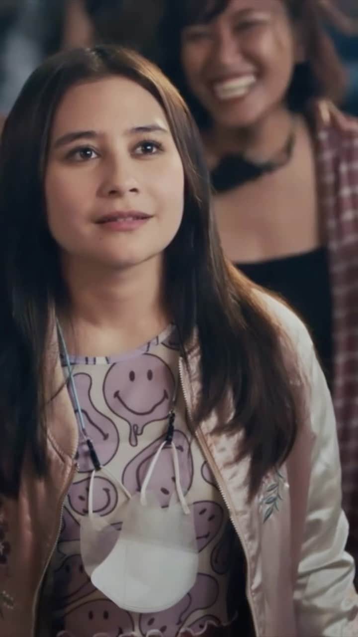 Prilly Latuconsinaのインスタグラム：「Cari pasangan yang ngeliat kamu kaya Gana ngeliat Via!!  Pernah gak sih kalian gak sengaja tatap-tatapan sama orang dalam waktu beberapa detik, dan pada saat itu juga kalian tau kalau orang itu adalah orang yang selama ini kalian cari.   NONTON 5 DETIK DAN RASA RINDU SEKARANG DI @wetvindonesia buat tau kelanjutan tatapan Gana Via inii yaaa!」