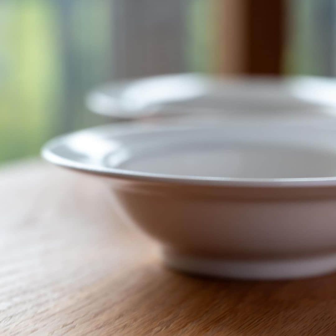 武井義明さんのインスタグラム写真 - (武井義明Instagram)「松屋銀座の７Ｆに「デザインコレクション」というお店があって、日本の近現代デザインの生活雑貨を扱っている。たまに「へえ、これが」というものがあるので、近くに行くと寄るのだけれど、きょう、この深皿を見つけた。18センチの白磁のリム皿。片手を拡げたくらいの大きさなのだけれど、なんともすがたがよくって、いったい誰の作品なんだろうと、「mano」とだけ書かれていた値札をヒントに検索するもわからない。店員さんにきくと、「三谷龍二さんの白磁のシリーズなんですよ」。なるほど〜！　このセンス、さすが。カワイイとカッコイイの中間というか、「平熱」というか、深さとリムの幅、高台の高さ、ぜんぶきれいだ。２枚買おうと、在庫を見せてもらったら、型でつくっているものだけれど、１点１点ちょっとずつニュアンスがあって、これまた、いい。何をのせましょうね。まずはフルーツかなあ。  Ryuji Mitani is a Japanese woodworker. He is famous for his wooden tableware, but he also produces porcelain. I have many of Mr. Mitani's wooden tableware, but this is my first time to see his white porcelain. I am very happy.  #leica_photos #leicaphoto #leicaphotography #leicasl #leicasl601」9月15日 16時56分 - bebechef
