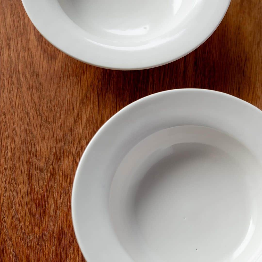 武井義明さんのインスタグラム写真 - (武井義明Instagram)「松屋銀座の７Ｆに「デザインコレクション」というお店があって、日本の近現代デザインの生活雑貨を扱っている。たまに「へえ、これが」というものがあるので、近くに行くと寄るのだけれど、きょう、この深皿を見つけた。18センチの白磁のリム皿。片手を拡げたくらいの大きさなのだけれど、なんともすがたがよくって、いったい誰の作品なんだろうと、「mano」とだけ書かれていた値札をヒントに検索するもわからない。店員さんにきくと、「三谷龍二さんの白磁のシリーズなんですよ」。なるほど〜！　このセンス、さすが。カワイイとカッコイイの中間というか、「平熱」というか、深さとリムの幅、高台の高さ、ぜんぶきれいだ。２枚買おうと、在庫を見せてもらったら、型でつくっているものだけれど、１点１点ちょっとずつニュアンスがあって、これまた、いい。何をのせましょうね。まずはフルーツかなあ。  Ryuji Mitani is a Japanese woodworker. He is famous for his wooden tableware, but he also produces porcelain. I have many of Mr. Mitani's wooden tableware, but this is my first time to see his white porcelain. I am very happy.  #leica_photos #leicaphoto #leicaphotography #leicasl #leicasl601」9月15日 16時56分 - bebechef