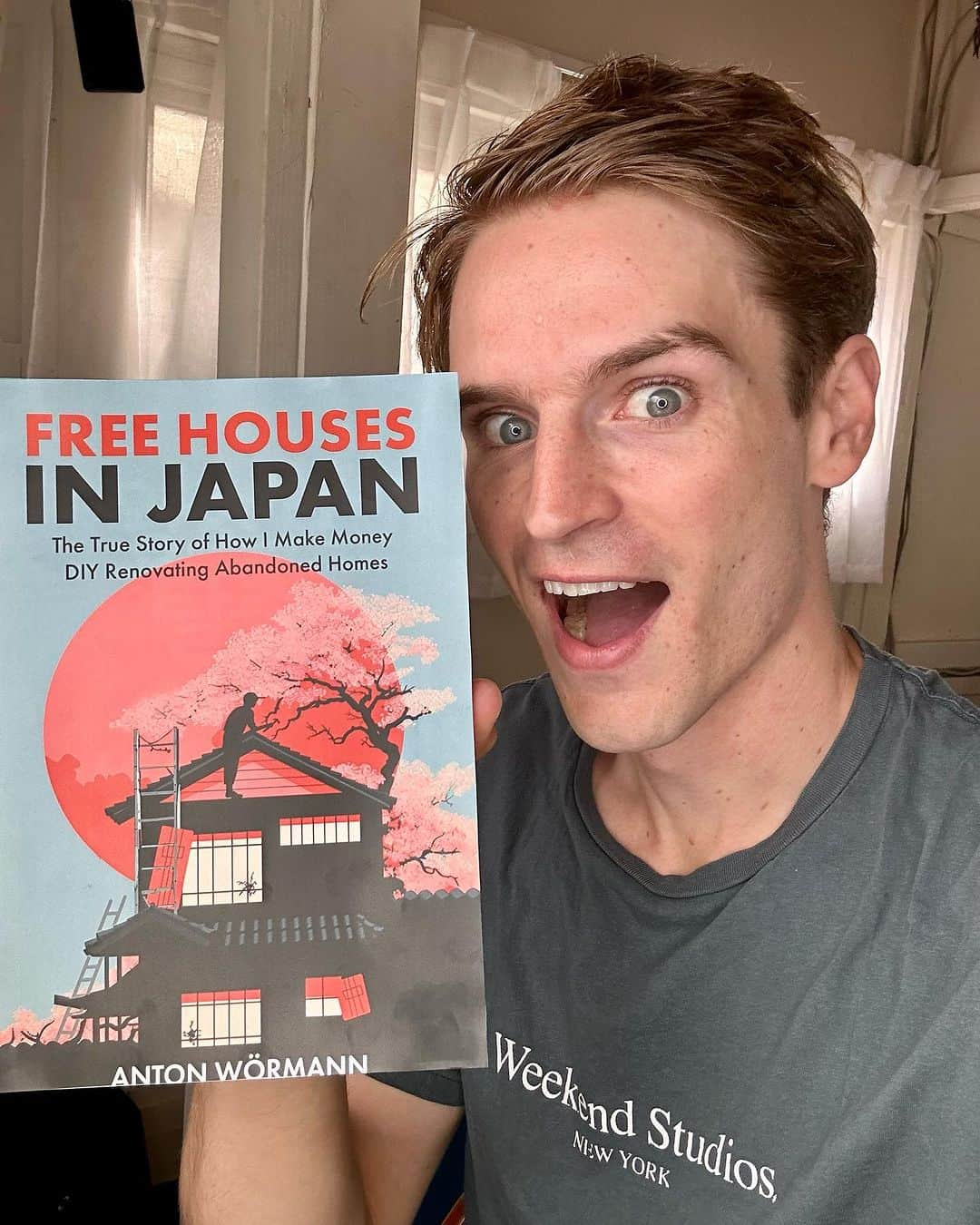 Anton Wormannのインスタグラム：「IT’S OFFICIAL💥🔨 PRE-ORDERS ON AMAZON ✨ I am excited to reveal the cover of my upcoming book: 🏡 FREE HOUSES IN JAPAN 🏡  • This book is a result of our endless chats, your incredible comments, and our shared love for Japan, Japanese real estate and renovation ❤️ • Inside, you’ll discover insider tips, personal renovation and success stories, as well as eye-opening interviews with Japanese ’Akiya’ experts. 🏡 • Official launch date is November 7th, with a pre-order for the e-book available NOW📚🇯🇵💡 • ”While the world grapples with a housing crisis, where owning a home seems like an impossible dream for the average citizen, Japan is facing a unique challenge. Here, over 10 million abandoned houses stand silent, waiting for someone to breathe new life into them. And this number is predicted to more than double within a decade, over 20 Million empty homes by 2033” #FreehousesinJapan #akiya #japan #renovation #Tokyo #antoninjapan」