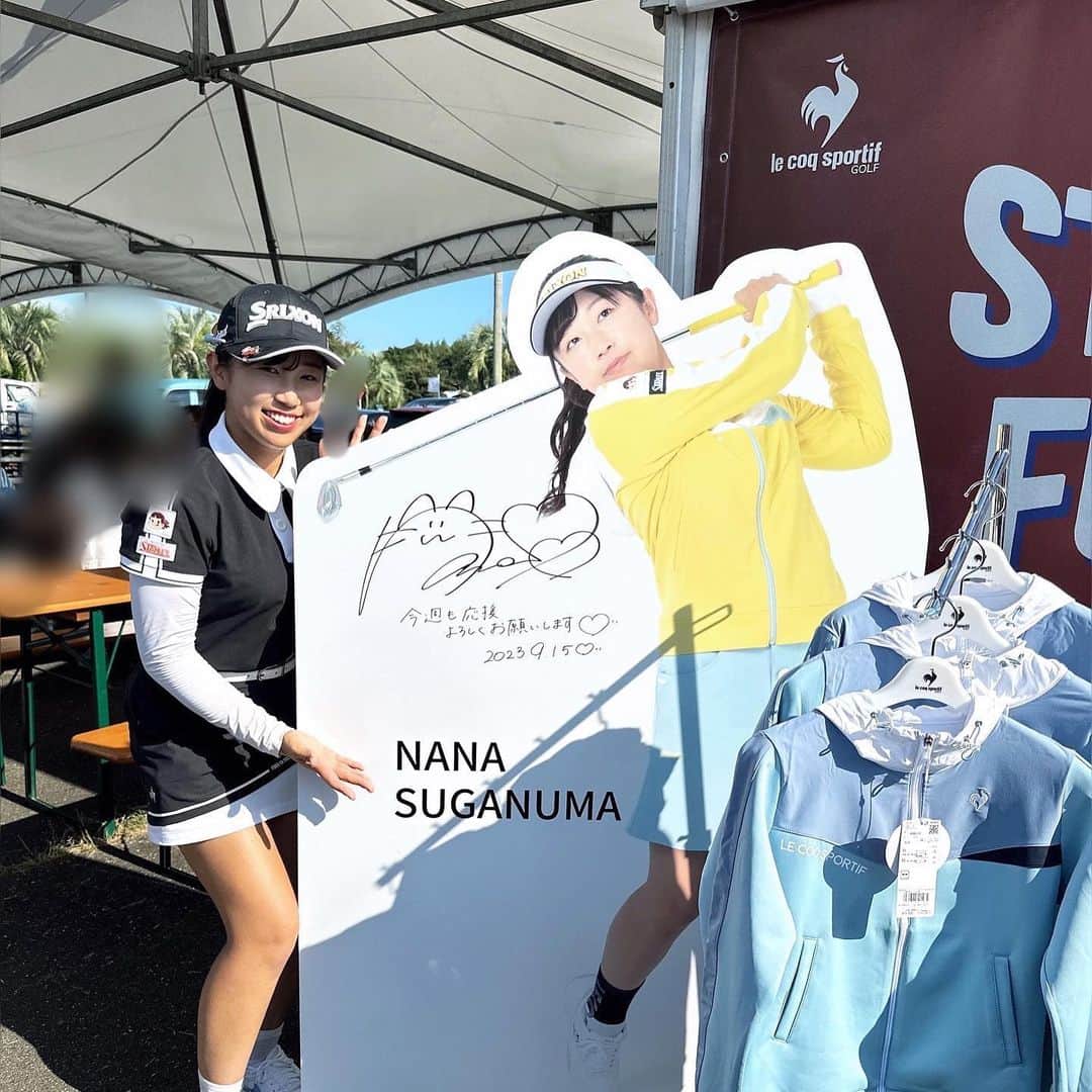 のインスタグラム：「今週の試合会場のギャラリープラザにて、ルコックブースがあります😆 そこに私のパネルがあるので、是非会場にこられる方は見に来て欲しいです❤️ ウエアや、ルコックグッズ @lecoqgolf_jp も売っているのでぜひ😍🫶🏻  #ルコックゴルフ #ルコックスポルティフ」