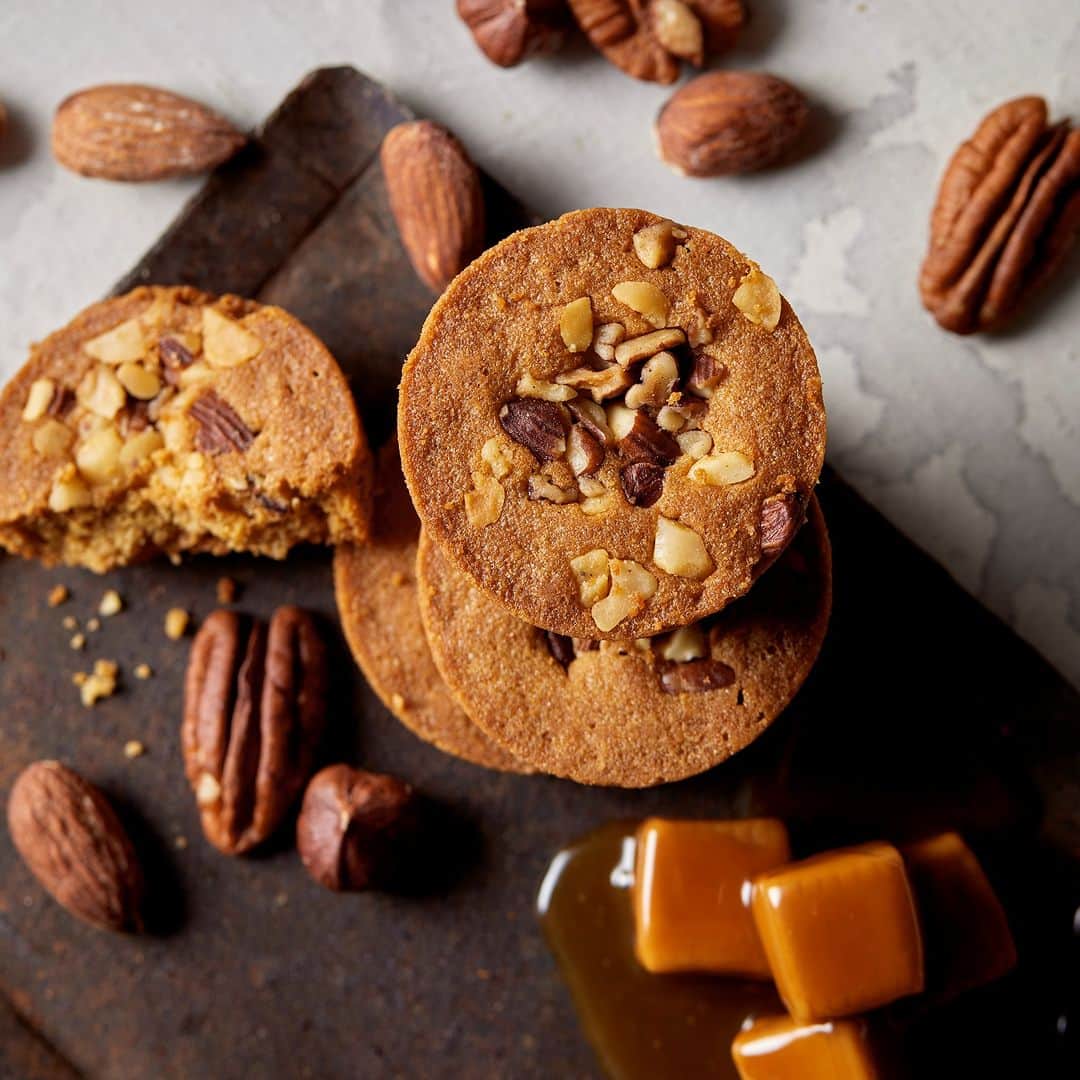 ヨックモックのインスタグラム：「食べてみたいと思ったら🤎でコメントしてね🍪  ごろごろ食感が楽しい厚焼きクッキー「ガレット ロシェ」に秋冬限定フレーバー「キャラメル」が登場✨  キャラメルと相性の良い、ピーカンナッツとマカダミア、アーモンドの3種のナッツを組み合わせました🥜  これからの季節、あたたかいカフェラテとの相性が抜群です☕  *** 「ガレット ロシェ キャラメル」  7枚入　　¥1,000  販売期間：2023年9月1日(金)～2024年2月14日 店舗限定商品となります。  𓂃𓂃𓂃𓂃𓂃𓂃𓂃𓂃𓂃𓂃𓂃𓂃𓂃𓂃𓂃𓂃𓂃𓂃𓂃𓂃  お写真に #ヨックモックのある暮らし のハッシュタグをつけて投稿すると、アカウントでご紹介させていただくこともございます📷💙 𓂃𓂃𓂃𓂃𓂃𓂃𓂃𓂃𓂃𓂃𓂃𓂃𓂃𓂃𓂃𓂃𓂃𓂃𓂃𓂃  #ヨックモック #yokumoku #シガール #cigare #sweets #クッキー #クッキー缶 #贈り物　#ラングドシャー #百貨店スイーツ　#限定スイーツ　#カジュアルコレクション #ナッツ　#キャラメルスイーツ　#ナッツクッキー #百貨店 #秋スイーツ #手土産 #ギフト #gift #おやつ #おやつ時間」