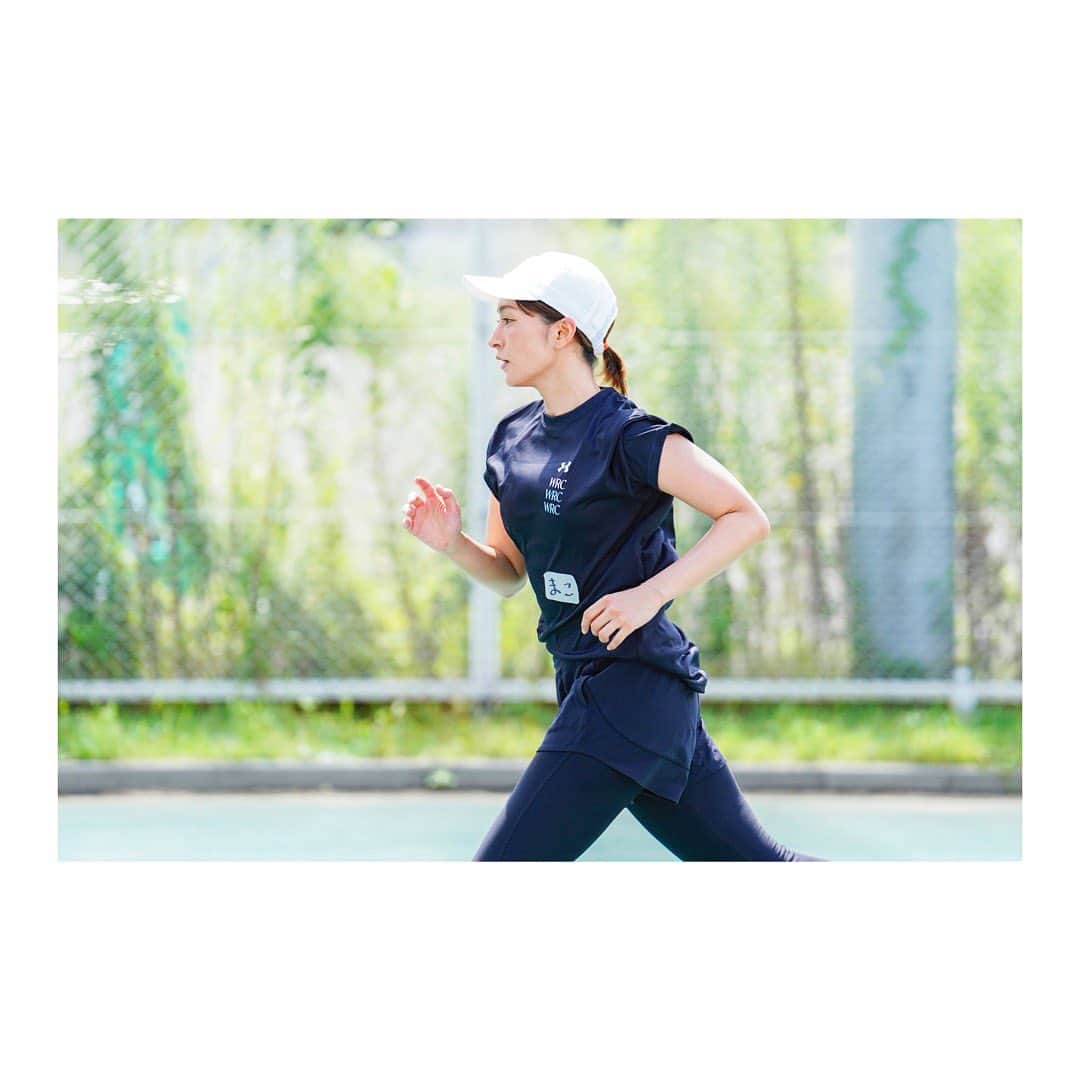 杜野まこのインスタグラム：「＼まこ、走ります🏃‍♀️✨／  なんとッッッ！！ この度 #ラジオ日本 代表として 【 #横浜マラソン2023 】に参加する事になりました〜‼️✨  本人が一番ビックリ🫢  学生時代はバレーボールに駅伝にスポーツ漬けでしたが、 もう何十年もナマケモノ生活🦥🌱ワガママBODYだった私。  やるからには笑顔でゴール出来るように頑張りたい！と、 横浜マラソン2023のオフィシャルパートナーであるアンダーアーマー主催 『WOMEN'S RUN CLUB』に参加して練習始めております💪  いい機会を与えて頂いたので、マラソンを通じて感じたこと、学んだこと、取り組んでいることなどもこれから少しずつ伝えていけたらなと☆  怠け癖の私 しっかりやり遂げられるように 皆さん是非応援してください📣‼️🥹🙌  #マラソン #run #marathon #アンダーアーマー #WOMENSRUNCLUB  #横浜 #yokohama #応援してね」