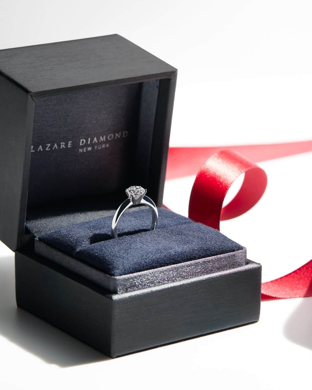 ラザール ダイヤモンド ブティック公式 | 婚約・結婚指輪のインスタグラム：「大安、一粒万倍日、大明日、天恩日が重なる吉日、9月18日。 おふたりのスペシャルな記念日に。  厳選したダイヤモンドの原石に、 贅沢なカッティングを施したダイヤモンドの輝きが美しい、 ラザール ダイヤモンドのエンゲージリング。  プロポーズという、この上ない特別な瞬間を 圧巻の輝きを放つ最高峰のダイヤモンドで。  ＜婚約指輪＞CARILLON  #lazarediamond #ラザールダイヤモンド #婚約指輪 #エンゲージリング #NEWYORK #NYC #ダイヤモンド #ダイヤモンドリング #ブライダルリング #ブライダルリング専門店」