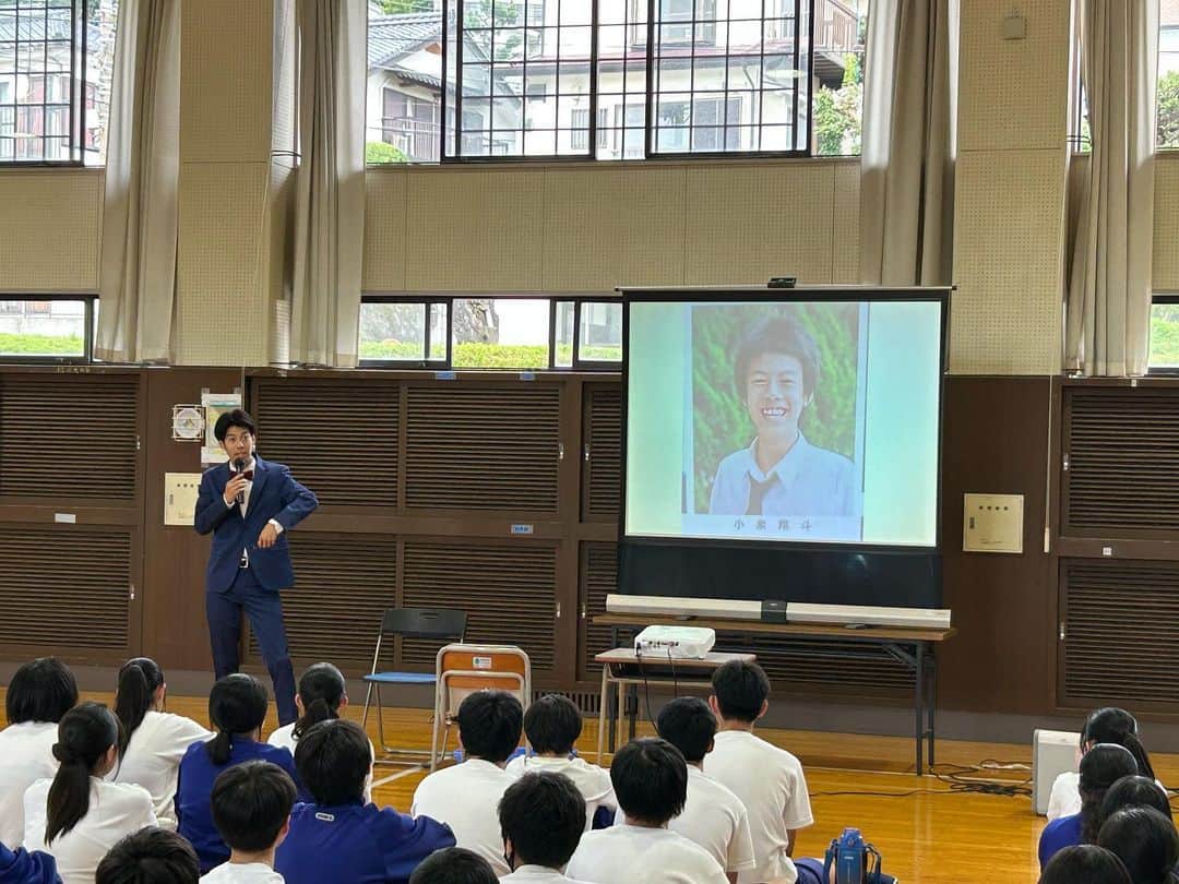 しょっぴーさんのインスタグラム写真 - (しょっぴーInstagram)「本日は横須賀のとある中学校にて【進路】に関する講演をさせて頂きました！！進路と言っても、大部分は今までの活動のエピソードを話したり、みんなであるあるネタ考えたりとか、そんなワイワイした感じでしたが✌️笑  なんだかんだ中学生って自分の半分以下の歳なんだなぁーとしみじみしながら話していましたが、皆しっかり聞いてくれて、質問もたくさんしてくれて、本当に良い子達でした^_^何か1つでも伝わっていたら嬉しいです✌️  クーラーのない場所で半端なく激アツな中、1時間半くらい？？お話聞いてくれて本当にありがとうございました^_^ 暑さだけじゃない汗も2回ほどかきましたが笑  先生方も皆さん優しくて良い学校なんだなぁーとめっちゃ伝わってきました✌️ すごいアットホームで元気もらいました！！！ 楽しかったなぁ〜！！ 皆さん！共に頑張ってまたどこかでお会いしましょう！！  本当にありがとうございました*\(^o^)/*さとるさんも！呼んで下さり本当に感謝✌️  そして全国各地の関係者の皆様、 講演のオファーもお待ちしてます✌️笑  #横須賀 #講演会#講演 #進路#夢#お笑い芸人 #さくらだモンスターしょっぴー #しょっぴー #最高でした」9月15日 17時12分 - syoppy0110