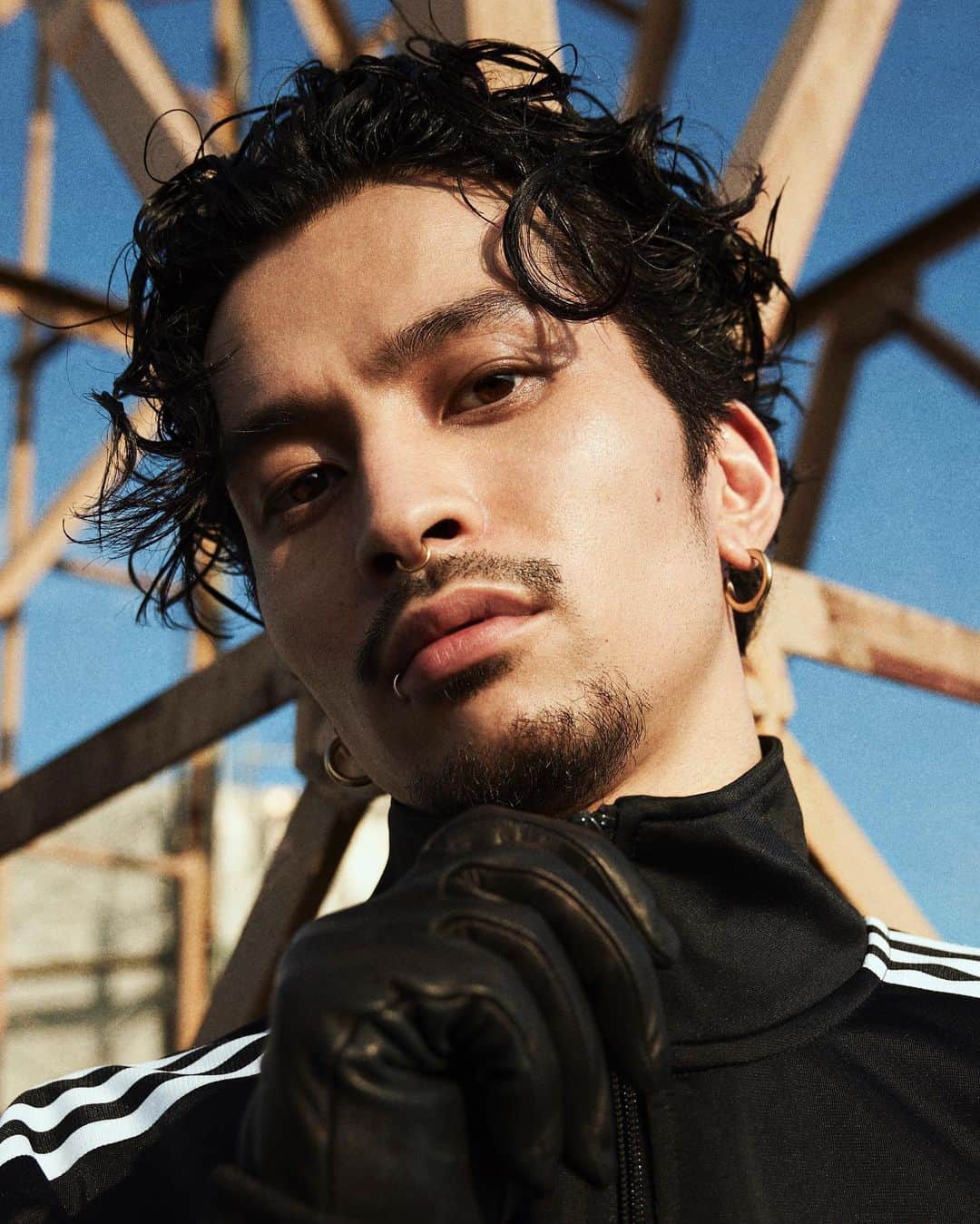 常田大希さんのインスタグラム写真 - (常田大希Instagram)「ADIDAS NEW GLOBAL CAMPAIGN ㅤㅤ アディ鼻ピ常田が街に大量出現します。 世界中のアディダスアンバサダー達が勢揃いするようです。 散歩がてら探してください。 ㅤ @adidasoriginals  ㅤ ㅤ photo @tomoyuki_kawakami  styling @shoheikashima  hair @rr_takai_」9月15日 17時03分 - daikitsuneta