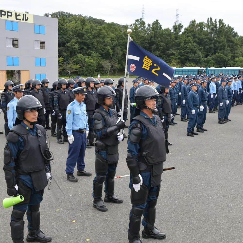 大阪府警察さんのインスタグラム写真 - (大阪府警察Instagram)「【万全の警備で臨む！】 令和5年9月7日、大阪府警察総合訓練センターにおいて、大規模な警備訓練を実施しました。 G7大阪・堺貿易大臣会合に伴う警備の完遂に向け、警備部隊の各種事案への対応能力の向上と、部隊間における相互の連携の強化を図りました。  ★☆★世界が注目G7～みんなの力で安全開催～★☆★ 10月28日、29日の2日間、大阪市内の大阪府立国際会議場において、「G7大阪・堺貿易大臣会合」が開催されます。 警戒警備にご協力をお願いします！  #大阪府警察公式 #大阪府警察 #大阪府警 #府警 #警察 #警察官 #おまわりさん #警備犬 #機動隊 #G7大阪堺貿易大臣会合 #G7 #警備総合訓練 #暴徒鎮圧 #要人警護 #万全の警備で臨む #府民を守る」9月15日 17時05分 - fukei_koho