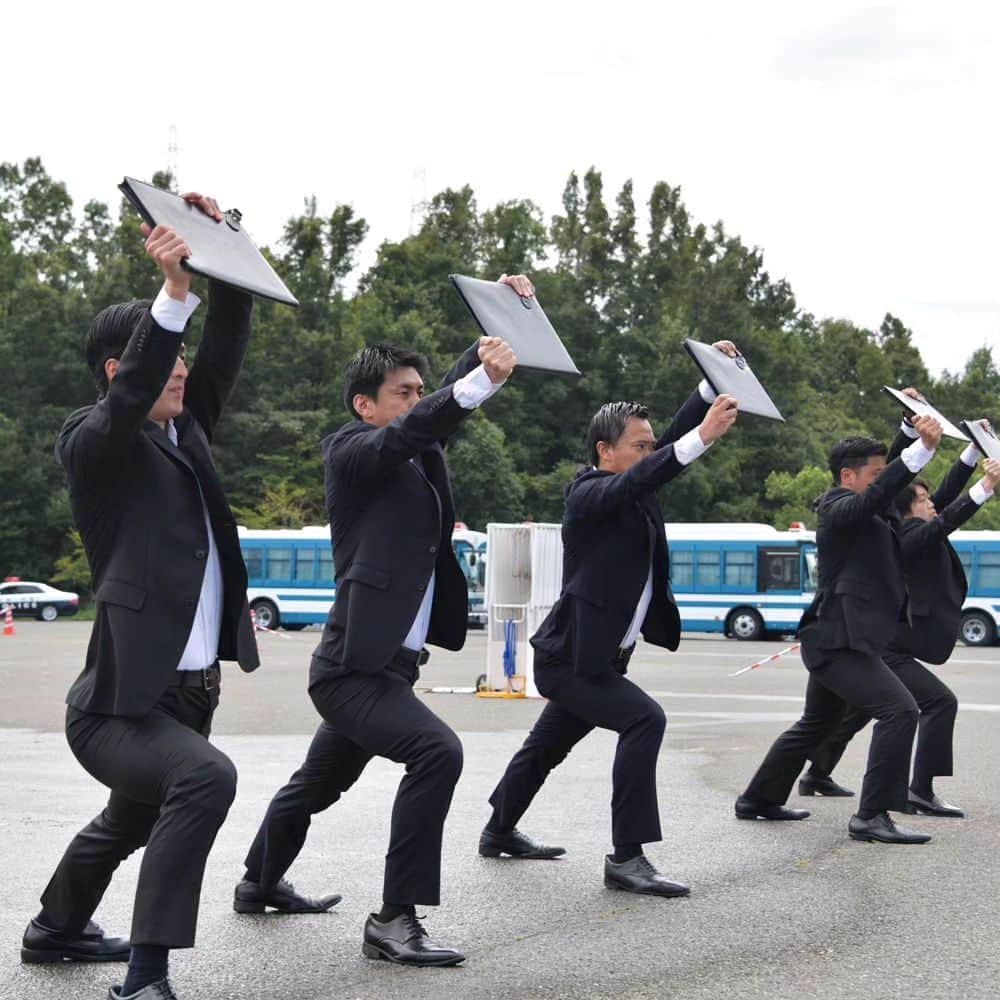 大阪府警察さんのインスタグラム写真 - (大阪府警察Instagram)「【万全の警備で臨む！】 令和5年9月7日、大阪府警察総合訓練センターにおいて、大規模な警備訓練を実施しました。 G7大阪・堺貿易大臣会合に伴う警備の完遂に向け、警備部隊の各種事案への対応能力の向上と、部隊間における相互の連携の強化を図りました。  ★☆★世界が注目G7～みんなの力で安全開催～★☆★ 10月28日、29日の2日間、大阪市内の大阪府立国際会議場において、「G7大阪・堺貿易大臣会合」が開催されます。 警戒警備にご協力をお願いします！  #大阪府警察公式 #大阪府警察 #大阪府警 #府警 #警察 #警察官 #おまわりさん #警備犬 #機動隊 #G7大阪堺貿易大臣会合 #G7 #警備総合訓練 #暴徒鎮圧 #要人警護 #万全の警備で臨む #府民を守る」9月15日 17時05分 - fukei_koho