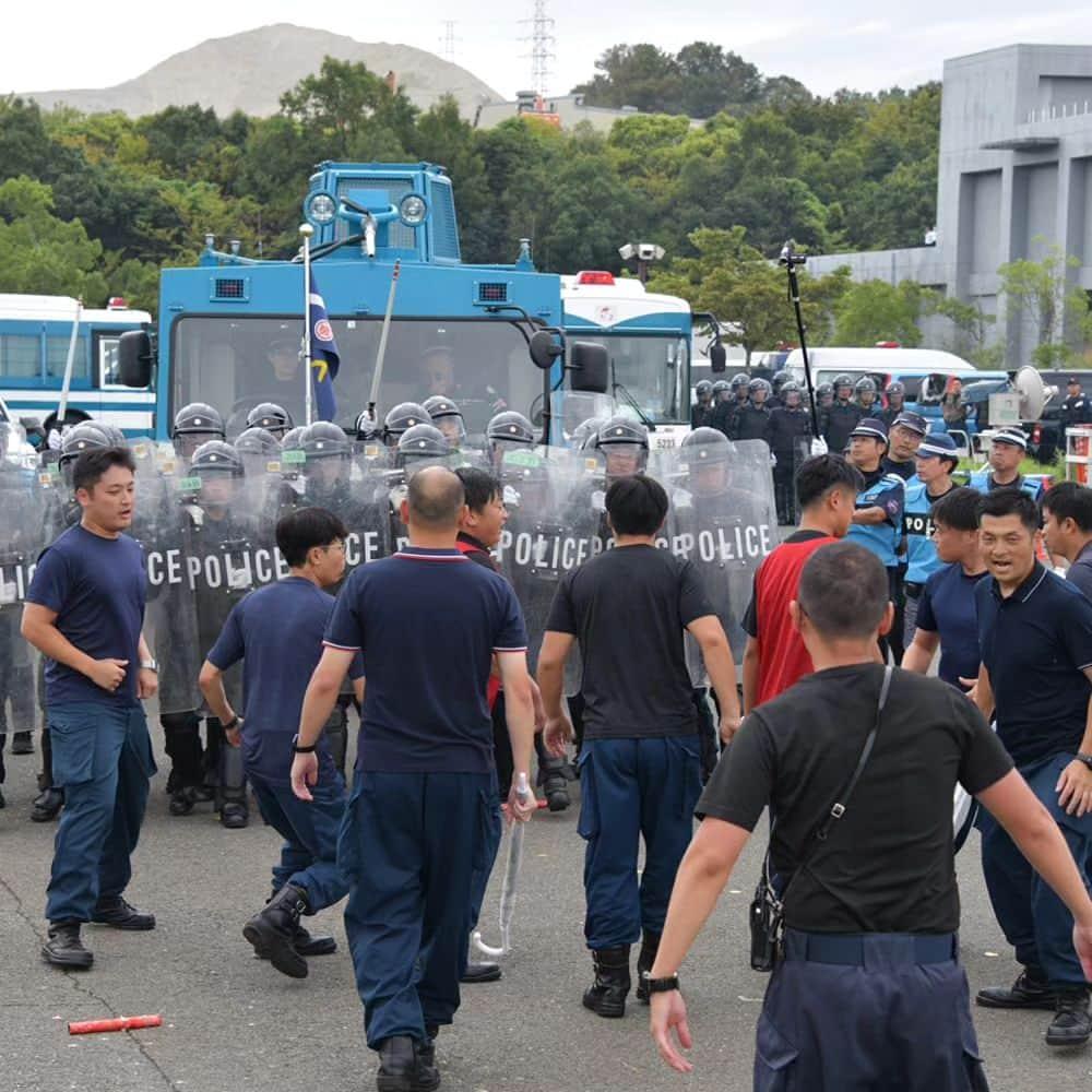 大阪府警察さんのインスタグラム写真 - (大阪府警察Instagram)「【万全の警備で臨む！】 令和5年9月7日、大阪府警察総合訓練センターにおいて、大規模な警備訓練を実施しました。 G7大阪・堺貿易大臣会合に伴う警備の完遂に向け、警備部隊の各種事案への対応能力の向上と、部隊間における相互の連携の強化を図りました。  ★☆★世界が注目G7～みんなの力で安全開催～★☆★ 10月28日、29日の2日間、大阪市内の大阪府立国際会議場において、「G7大阪・堺貿易大臣会合」が開催されます。 警戒警備にご協力をお願いします！  #大阪府警察公式 #大阪府警察 #大阪府警 #府警 #警察 #警察官 #おまわりさん #警備犬 #機動隊 #G7大阪堺貿易大臣会合 #G7 #警備総合訓練 #暴徒鎮圧 #要人警護 #万全の警備で臨む #府民を守る」9月15日 17時05分 - fukei_koho