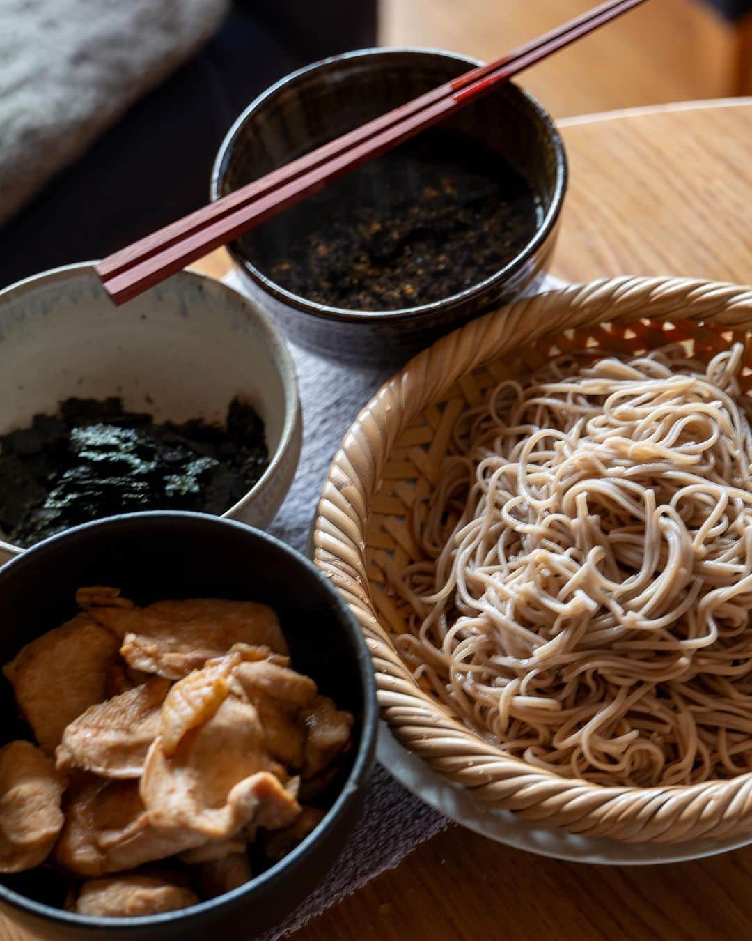 武井義明さんのインスタグラム写真 - (武井義明Instagram)「リモートワークというか、自宅作業の日。朝昼兼用で十割蕎麦。乾麵の蕎麦というのは、そういうものとして、うまいと思う。打ちたての生そばとは別物としてね。  Is it only in Japan that people eat soba noodles made from buckwheat flour?　I thought it was only in Japan, but it is not. I found out that it is also eaten in France, Italy, China, North Korea, South Korea, Bhutan, Nepal, and other countries. By the way, "Korean cold noodles" are made from buckwheat flour, right? But I guess it is only in Japan that people eat it this way.  #leica_photos #leicaphoto #leicaphotography #leicasl #leicasl601 #foodphotography #foodphotographyandstyling」9月15日 17時05分 - bebechef