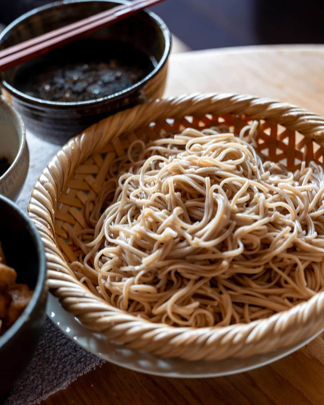 のインスタグラム：「リモートワークというか、自宅作業の日。朝昼兼用で十割蕎麦。乾麵の蕎麦というのは、そういうものとして、うまいと思う。打ちたての生そばとは別物としてね。  Is it only in Japan that people eat soba noodles made from buckwheat flour?　I thought it was only in Japan, but it is not. I found out that it is also eaten in France, Italy, China, North Korea, South Korea, Bhutan, Nepal, and other countries. By the way, "Korean cold noodles" are made from buckwheat flour, right? But I guess it is only in Japan that people eat it this way.  #leica_photos #leicaphoto #leicaphotography #leicasl #leicasl601 #foodphotography #foodphotographyandstyling」
