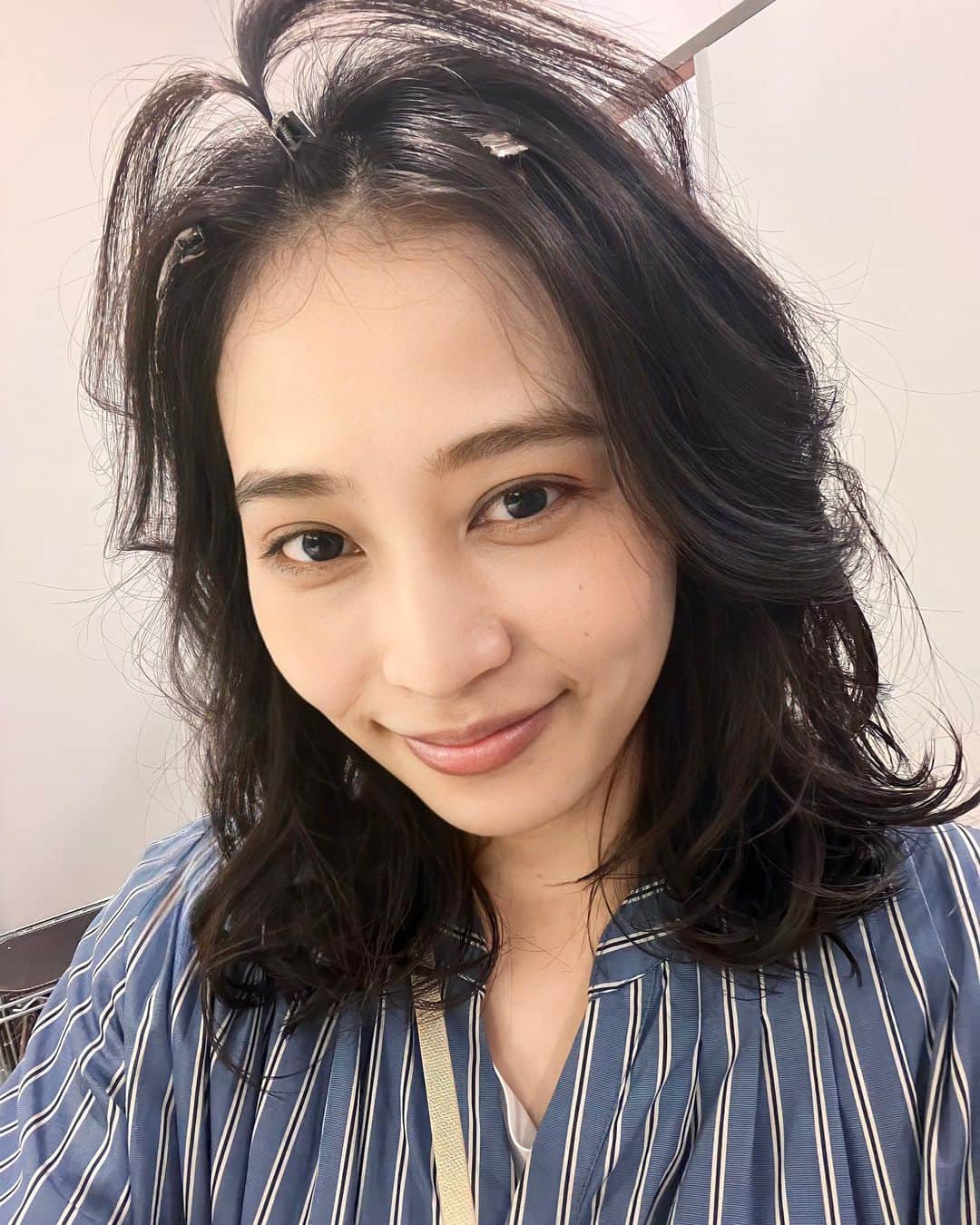 前田友香のインスタグラム：「令和のギャル。絶対違う。  移動もこれでします🚐💨 この頭って忘れて 挨拶しまくります。歩きます。 気にしません。 むしろ未完成のhair好きだったりします。  ありがとうございました。♡ #hairmake #ヘアメイク」
