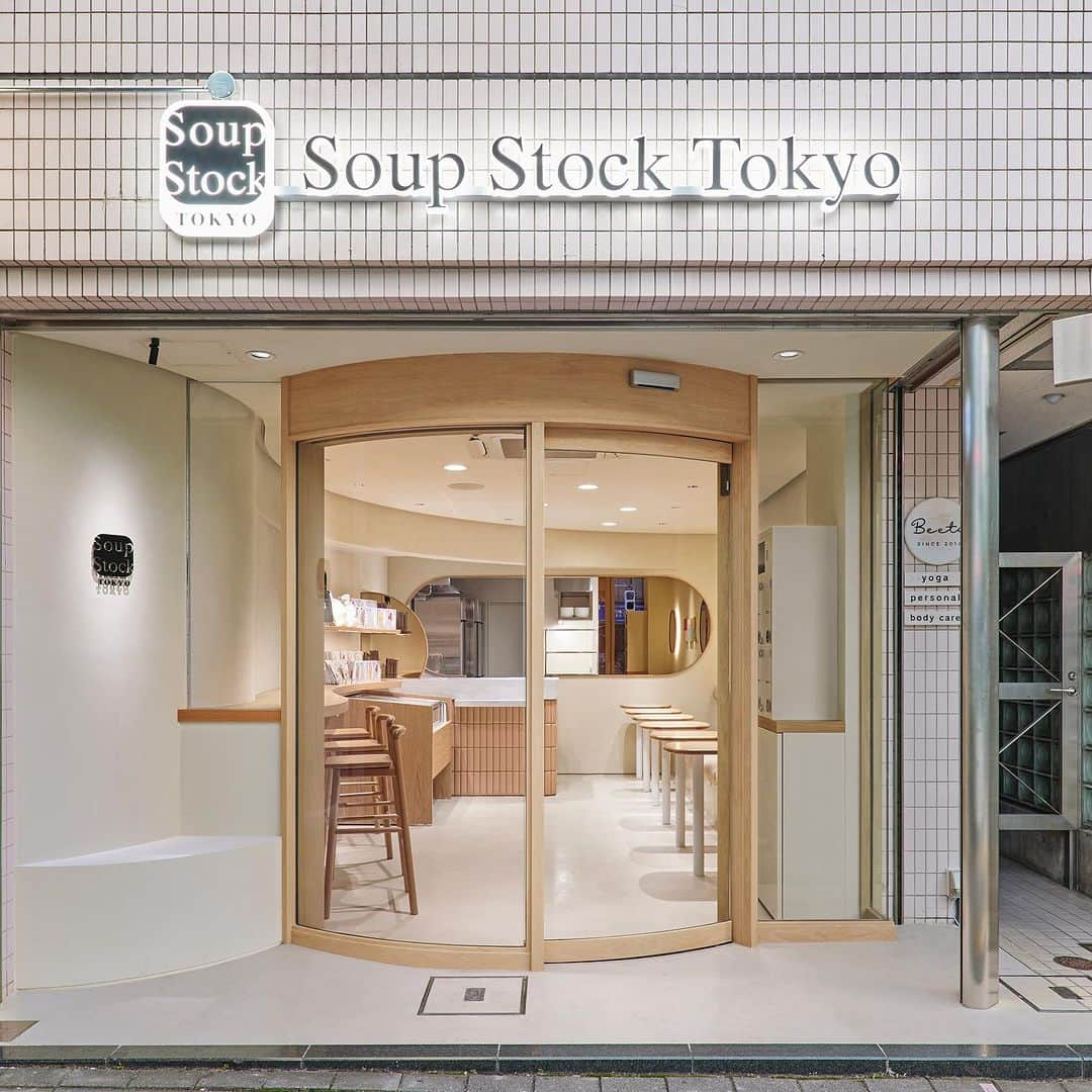 スープストックトーキョー 公式さんのインスタグラム写真 - (スープストックトーキョー 公式Instagram)「Soup Stock Tokyo桜新町店オープン🎊   9/15(金)、東急田園都市線 桜新町駅近くに「Soup Stock Tokyo 桜新町店」をオープンいたしました。 東急田園都市線が通っており、主要駅からの利便性の良さがありながら、メインストリートの桜並木をはじめ、緑豊かで住み心地のよい桜新町に、この度新たに出店ができますことを大変嬉しく思います。   Soup Stock Tokyo 桜新町店のデザインコンセプトは「不易流行」。 古くからの住宅地を残しながら、生活を豊かにする新しい変化を受け入れ共存する「桜新町」。いつまでも変化しない本質的なものを忘れない中にも、新しく変化を重ねているものをも取り入れていく「不易流行」という言葉を桜新町の町並みに重ね、Soup Stock Tokyoが新たな町の一員になるための大切なこの言葉をデザインにも取り入れました。   温かく馴染みのあるスタッフの笑顔が皆さまを笑顔にし、皆さまの笑顔が、周りの方々も笑顔にしてしまう。 そんな店にできればと思っています。皆様のご来店を心よりお待ちしております。💐   オープンに先駆け、お客さまをお招きしレセプションを行いましたので、その様子も一部こちらにてご紹介しております。 ※掲載している写真はお客さまに撮影許可をいただいております  #soupstocktokyo#スープストックトーキョー#スープストック#スープ専門店#桜新町駅」9月15日 17時08分 - soupstocktokyo