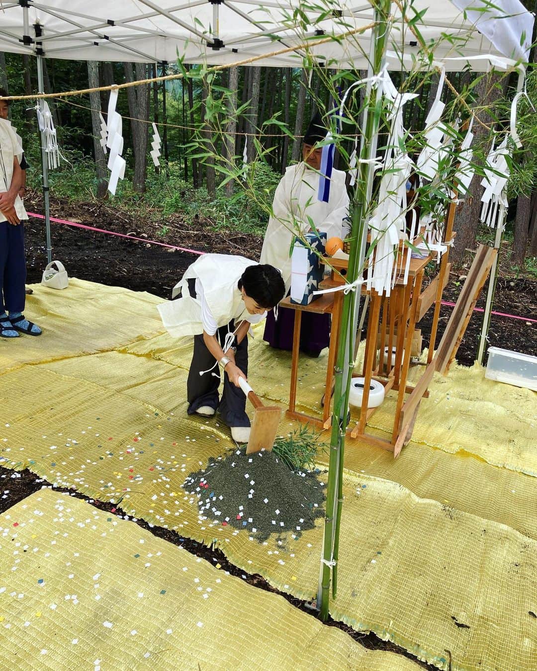 早坂香須子さんのインスタグラム写真 - (早坂香須子Instagram)「森の地鎮祭を終え、ほっと帰京の途に。  雨予報だったのが、湖の水の神様と土の神様が来て下さったおかげか、昨夜のうちに雨が降り、曇り空が地鎮祭が終わる頃には晴れ間が🌞 元来神事好きなので地鎮祭はやると決めていましたが、想像以上に素晴らしい体験で、土地とのご縁を頂いたこと、人とのご縁に改めて感謝が溢れました。有難うございました✨  今日は心新たにおろしたてのモノトーンアイテムで。 T shirt @moss_official_1102  Pants @___aya_noguchi_aya___  腕のアクセサリーとヘアゴム @tressebyshuco  Bag @bucket_baggage   さて、  いよいよいよいよ  です。」9月15日 17時10分 - kazukovalentine
