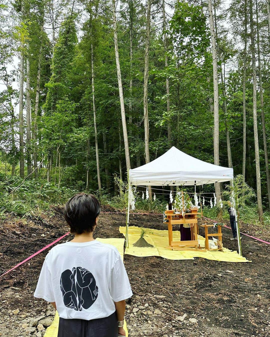 早坂香須子さんのインスタグラム写真 - (早坂香須子Instagram)「森の地鎮祭を終え、ほっと帰京の途に。  雨予報だったのが、湖の水の神様と土の神様が来て下さったおかげか、昨夜のうちに雨が降り、曇り空が地鎮祭が終わる頃には晴れ間が🌞 元来神事好きなので地鎮祭はやると決めていましたが、想像以上に素晴らしい体験で、土地とのご縁を頂いたこと、人とのご縁に改めて感謝が溢れました。有難うございました✨  今日は心新たにおろしたてのモノトーンアイテムで。 T shirt @moss_official_1102  Pants @___aya_noguchi_aya___  腕のアクセサリーとヘアゴム @tressebyshuco  Bag @bucket_baggage   さて、  いよいよいよいよ  です。」9月15日 17時10分 - kazukovalentine