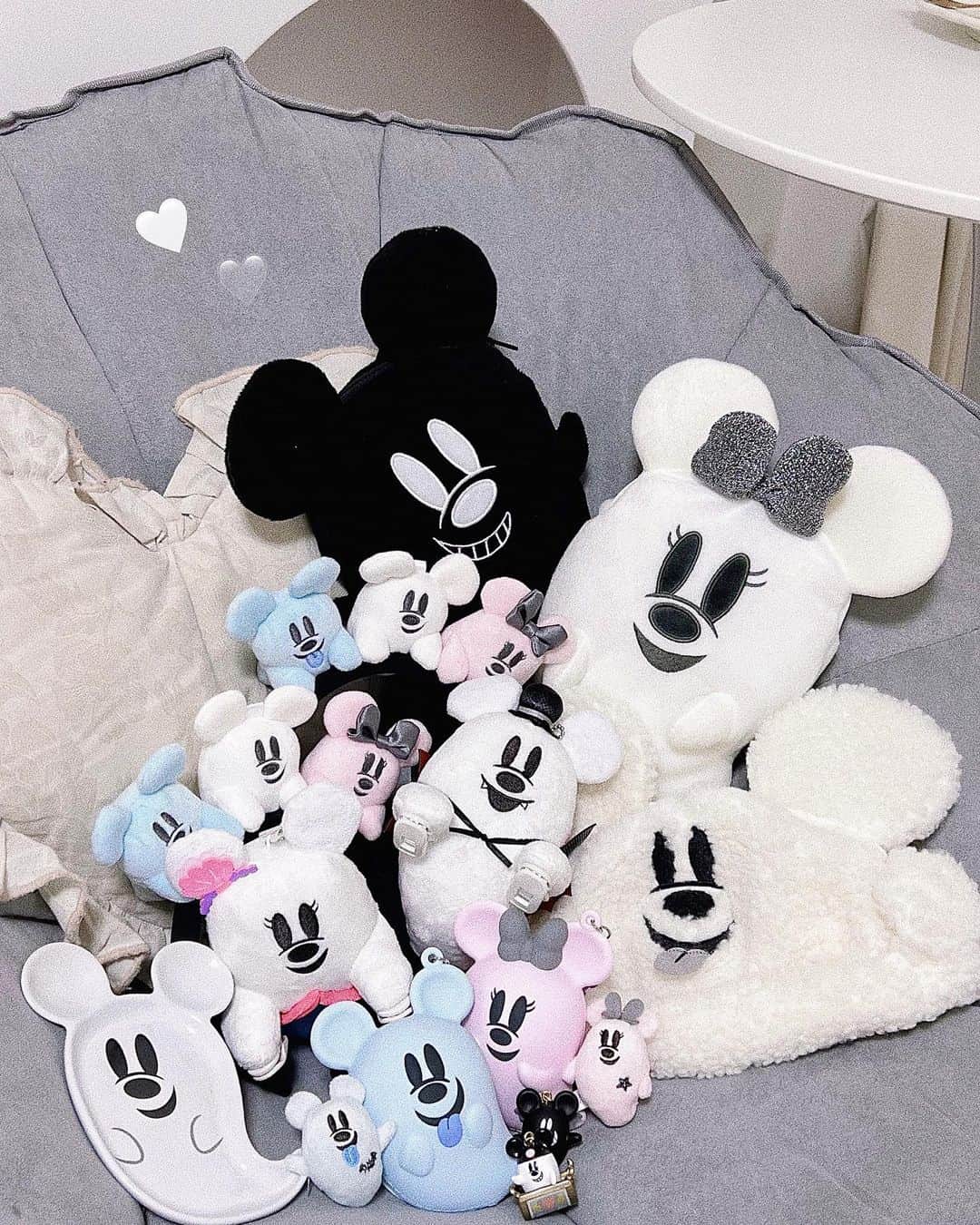 のインスタグラム：「👻🍭🖤  .  昨日は急遽だったけど 9/14発売のディズニーハロウィーンアイテム 購入品紹介&開封インスタライブ 見てくれたみんなありがとう😍🫶💞💞 久しぶりにたくさん話せて楽しかったです🥰  .  ブラインドのグッズを みんなの前で開封したんだけど かぶらなくて良かったーーーー🤣💞 最近かぶりまくってたから嬉しすぎた🫶🔥💞 (まあどれが出てもかわいいんだけどね😮‍💨)  .  とりあえず今年発売されたアイテムだけを 集めて撮ってみました🫶 これからお買い物する子の参考になれば😳🤍 おばけちゃん多めだね👻💞🩷  〰〰〰️〰〰〰〰️〰 #disneysisters_jp ☜中島姉妹ディズニー投稿まとめ @nakajimasisters_jp ☜姉妹アカウント🎃」