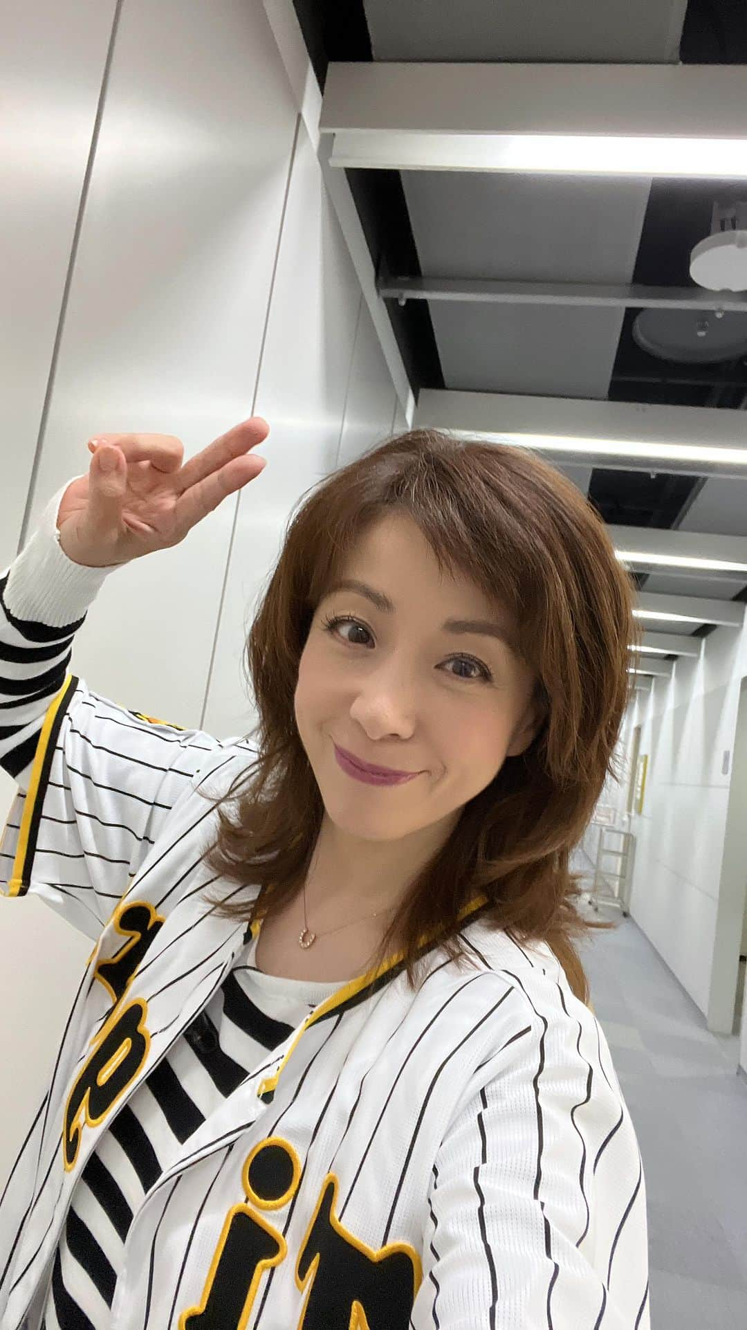 羽野晶紀のインスタグラム：「#関西テレビよーいドン！　生放送でした　#阪神タイガース　#リーグ優勝おめでとう　#ユニホーム　は熱烈な　#阪神ファン　のスタイリストのまきこちゃんの私物　🙌衣装は　#lavenir #パインアメ　関西品薄って笑ろた🤣 #羽野晶紀」