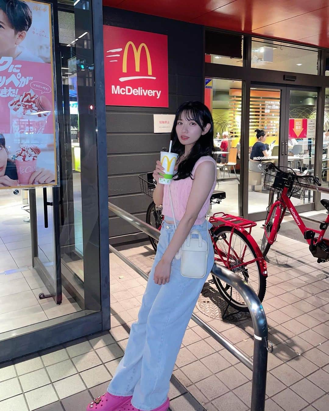 高萩千夏のインスタグラム：「月見バーガーの季節〜  この季節だけは何度もリピするよ🫶 食欲の秋みんなは何が楽しみ☺️？？  にしても、たむろしてるギャルみたーい」