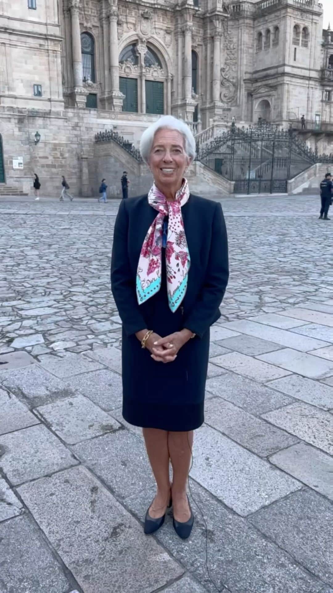 クリスティーヌ・ラガルドのインスタグラム：「Good morning from Santiago. Yesterday, we decided to raise interest rates to reinforce our progress towards euro area price stability.  Today I’m here for the Eurogroup and Eurofin meetings under Spanish presidency. I’m looking forward to good discussions at today’s meetings.」
