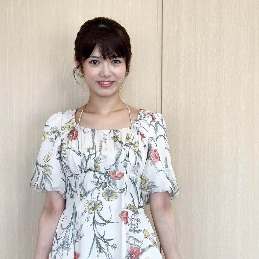 フジテレビ「めざましテレビ」さんのインスタグラム写真 - (フジテレビ「めざましテレビ」Instagram)「きょうはバボちゃんまで#ミステリーと言う勿れ の整くんヘアに！  ファッション雑誌CanCamとコラボした お天気コーナー「きょう何着て行く？」 谷尻萌のコーデを紹介♪  9月15日（金）  【今日のコーデ】 ⭐️ワンピース→ @mercuryduo_com １万８９２０円 ⭐️靴→ @kanematsu_official ２万２０００円 ⭐️イヤリング→ @anemone_official １９８０円  【コーデのポイント】 おでかけムードが高まっている最近は、1枚で着映えする柄ワンピが人気👗 マルチカラーのフラワープリントなら、HAPPY感のあるおしゃれ が楽しめます。今は1枚で、肌寒くなってきたらジャケットやカーディガンをはおって着回しをしましょう🌲  #めざましテレビ #きょう何着て行く？ #谷尻萌 #今日のコーデ #コーデ #CanCam #今日のファッション#ootd #きょう何着て行く？は月〜金朝6時22分ごろ放送📺 #もえちゃん #きれいめコーデ #きれいめカジュアル #大人コーデ #夏コーデ #オフィスカジュアル #上品コーデ #アナウンサー衣装」9月15日 17時13分 - mezamashi.tv