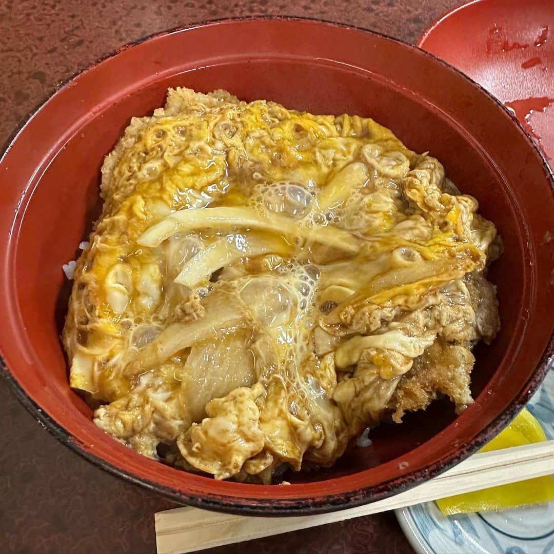 SHUHEI.Kさんのインスタグラム写真 - (SHUHEI.KInstagram)「先日の福岡出張。 大先輩ととにかく食べて食べてゴルフした。 （仕事もしっかり）  鼓の和食。 ホウテン食堂のもつにらそば。 藪のかつ丼。 一矢、一双の豚骨ラーメン。 美味しいご飯があり過ぎて大変だった。  九州でゴルフも初。 太宰府ゴルフ倶楽部の高麗グリーン、伊都ゴルフ倶楽部のレイアウト、印象深い。 またすぐ行きたいな〜！」9月15日 17時16分 - kamishu14