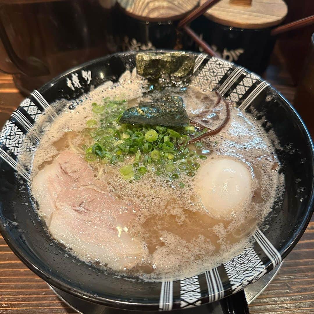 SHUHEI.Kさんのインスタグラム写真 - (SHUHEI.KInstagram)「先日の福岡出張。 大先輩ととにかく食べて食べてゴルフした。 （仕事もしっかり）  鼓の和食。 ホウテン食堂のもつにらそば。 藪のかつ丼。 一矢、一双の豚骨ラーメン。 美味しいご飯があり過ぎて大変だった。  九州でゴルフも初。 太宰府ゴルフ倶楽部の高麗グリーン、伊都ゴルフ倶楽部のレイアウト、印象深い。 またすぐ行きたいな〜！」9月15日 17時16分 - kamishu14