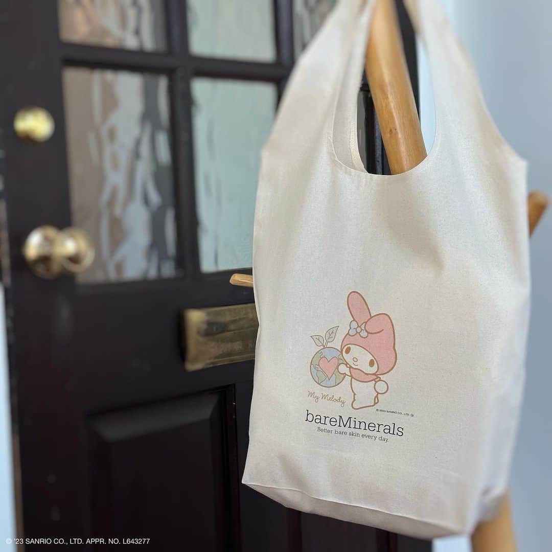 bareMinerals JPさんのインスタグラム写真 - (bareMinerals JPInstagram)「1975年にデビューし、 みんなの心に寄り添う大人気キャラクター.... それはマイメロディ！💖  共に寄り添うお守り的存在。 「ベアミネラル×マイメロディ」 初のコラボレーションが日本限定で実現！  『bareMinerals 2023 CLEAN BEAUTY CAMPAIGN』第一弾として、肌と地球に寄り添うベアミネラルのクリーンビューティーとマイメロディによる、オリジナルコラボデザインをあしらったマイバッグが限定登場。  ベアミネラル製品を¥9,900（税込）以上のご購入者さまに 『ベアミネラル×マイメロディ」 オーガニックコットン マイバッグ をプレゼントします。  ぜひこの機会をお見逃しなく🎀  ※数量限定、なくなり次第終了となります。  #つけないよりも肌に良い #ベアミネラル #クリーンビューティー #ビーガンコスメ #ヴィーガンコスメ #ナチュラルコスメ #サステナブルビューティー #スキンケア #メイクアップ #bareminerals #barebeauties #vegancosmetic #sustainnablebeauty #makeup #skincare #メイク下地 #ベースメイク #エコバッグ #ノベルティ #サンリオコラボ #マイメロディ #mymelody」9月15日 17時17分 - bareminerals_jp