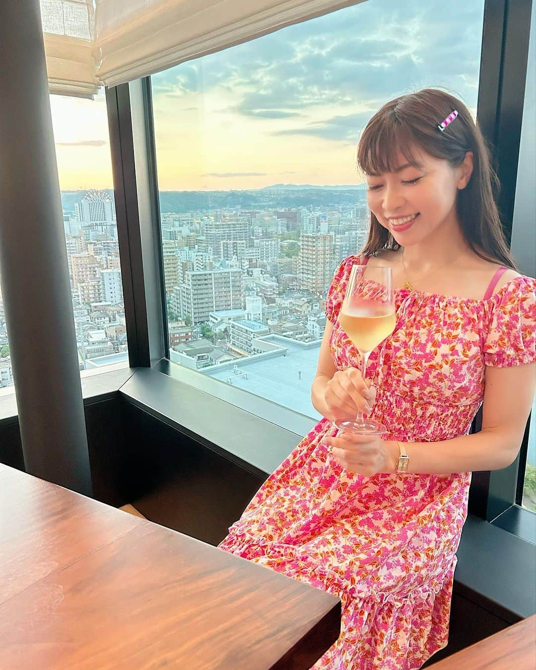 DJ MIYAさんのインスタグラム写真 - (DJ MIYAInstagram)「やっほ💖 先週宿泊させていただいた『シェラトン鹿児島』さんの朝食は18階クラブラウンジ で楽しみました♡  写真1,2枚目はその前日のカクテルタイムです🍸  【クラブラウンジでのホテル朝食編☀️9月7日朝】  今朝は滞在しているお部屋18階と同じフロアにあるクラブラウンジ でブッフェスタイルで朝食をいただだきました❤️  クラブラウンジでの朝食は優雅で 朝から眺めのいい席でゆったりとお料理がいただけてとても良かったです。鹿児島市内などの景色も見れました♪  お料理のセクションごとに分かれていて和洋食が楽しめます♡  サラダも🥗とてもお野菜が美味しくて朝から嬉しいフレッシュなメニュー。  お肉やお魚類も豊富でした☆黒豚ベーコンもあり鹿児島らしさを朝から感じられました🎵 卵料理もシェフに作ってもらえます❤️  鹿児島名物の黒酢も数種類もあり朝からいただけました♡美容にも良さそうですよね。  シリアルやヨーグルトなどもあり朝からいろいろと食べちゃった❤️ アイスラテも美味しかったです！  クラブラウンジ は優雅な空間で邸宅に流れる異なる文化をテーマとしていてゆったりと落ち着ける素敵な時間でした(=^ェ^=)  https://www.marriott.com/ja/hotels/kojsi-sheraton-kagoshima/  『Sheraton Kagoshima』  ◉源泉掛け流し温泉 有り ◉Wifi:あり ◉部屋数: 228室 ◉建物:築1年程、19階建 ◉クラブラウンジ :有り ◉ 市電武之橋駅から徒歩1分 ◉ 駐車場:あり　料金は1泊1500円です  Access:  鹿児島県鹿児島市高麗町43-15  #シェラトン鹿児島 #鹿児島 #シェラトン #鹿児島市内 #MarriottBonvoy #SheratonKagoshima #鹿児島旅行 #鹿児島県 #鹿児島旅行記  #かごしま #九州旅行 #シェラトンホテル #ホテルライフ #ホテル宿泊 #ホカンス #宿泊記 #ホテル #鹿児島観光 #鹿児島観光スポット #鹿児島女子旅 #ホテル朝食 #桜島 #マリオット #トラベルインフルエンサー #トラベラー #ラグジュアリーホテル #ホテルステイ #クラブラウンジ  #マイトリップMIYA #ホテル朝食 #クラブラウンジ  #マリオットホテル」9月15日 17時18分 - dj_miya