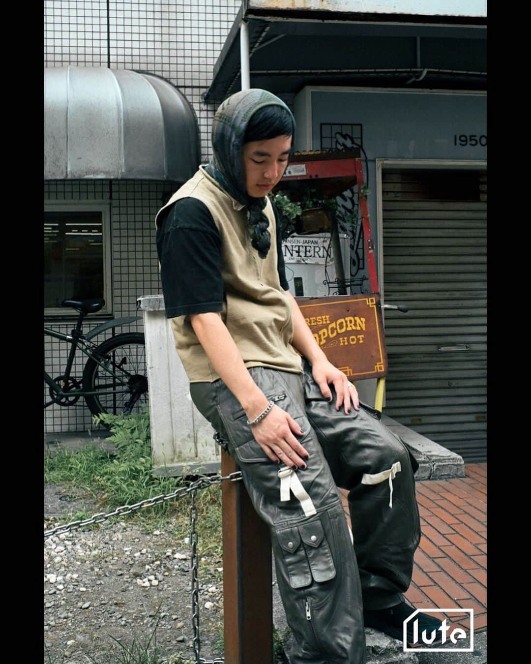 lute / ルーテのインスタグラム：「Interview with Ido Kyo ( @idokyo_ ) Occupation：歌を歌っています！  Q. 最近どんな音楽を聞いてる？  ここ3年はMixed Matchesばかり聴いてます。  Top3！  1位  lostintranslation 2位  ifieverfeel 3位 Quiet/Balance  Q. 音楽に目覚めたきっかけは？  中学生の時に先輩がギターを弾いていたのを見て、僕も始めたのがきっかけ。  Q. 自分の作品で一番のお気に入りは？  Friends。  Q. あなたにとって最高の一曲は？  Mixed Matches - "lostintranslation"  Q. 思い出に残っているフェス体験は？  初出演したFuji Rock Festival 2023♡  Nobukiのステージで数曲プレイさせてもらえて幸せでした〜！  Q. お気に入りのライブハウス、クラブはある？  下北沢SPREAD、下北沢Three、松江NU。 初めてNobukiとHirotoと出会ったのは下北沢のThreeでした！  Q. お気に入りのMVは？  Weezer - Undone -- The Sweater Song。  Bad BunnyのクリエイティブディレクターをしているSTILLZと遊んでいた時に教えてもらいました。このMVは最初に倍速で撮って、その後に1/2のスピードに落として普通のスピードにすることで、普通のスピードなのになぜかヨレて見えるようにしているそうです。  そのエピソードを聞いて、とてもクリエイティブで面白いなと思いました。  Q. 最近はどこで何して遊んでる？  一番好きなのは飼っているキャスパーっていうモフモフの犬とソファーでYoutubeとか、Netflixを見る事。  Q. コレクションしているものはある？  香水です。  一番のお気に入りは、インドに行った時に通りすがりのおじさんからとても良い香りがしたので、なんの香水使ってるの？って聞いたら、「あ、あげるよ！」って言われてゲトったやつです(笑)  今まで嗅いだことのない天国ってこういう感じかなっていう香りがします！  Q. クリエイティビティの源は？  自分の記憶とか、香水とかかなぁー。  Q. 5年後はどんな存在になっていたい？  もっと色んな人や、出来事を許せれるようになっていたいです。  Photography : @sumiretamura   Special Thanks! Styling: @p_u_r_i_t_y_ty   音楽動画メディア「lute」によるインタビュー企画「IN TOWN」✍️アーティストやクリエイターのインサイドをストリートから配信📷」