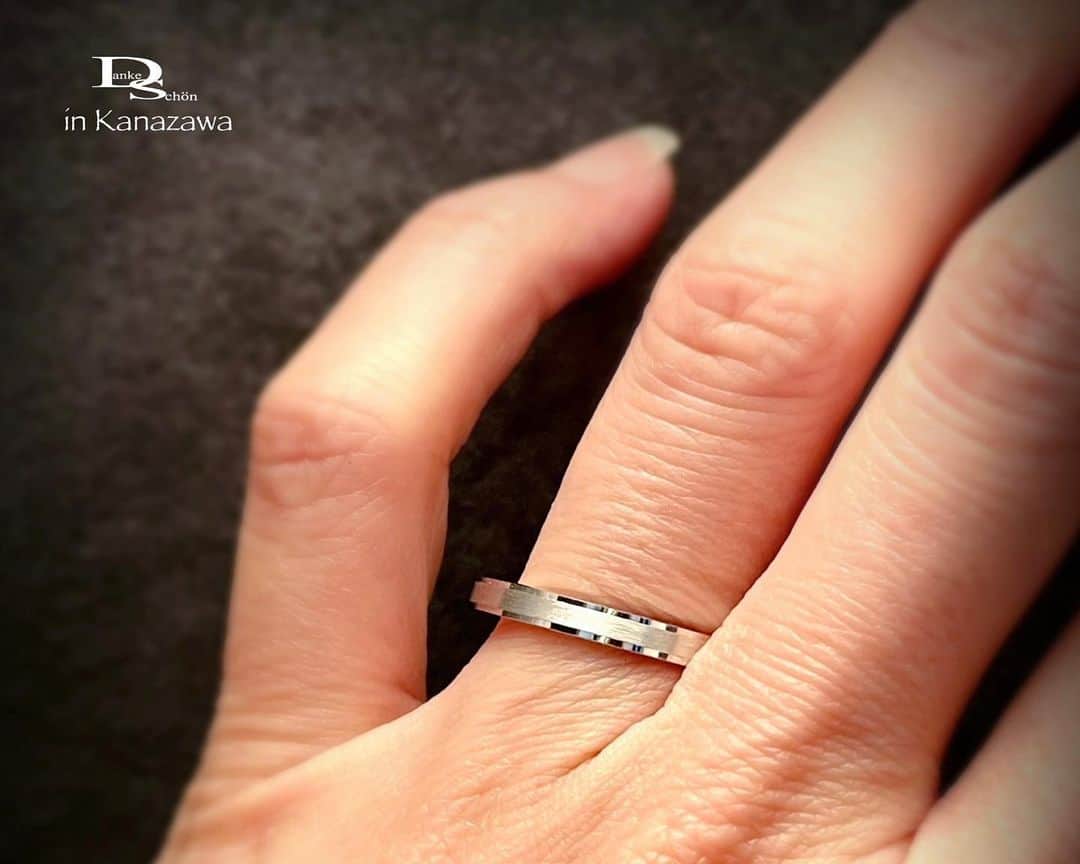 Danke schön ダンケ 金沢 結婚指輪 鍛造さんのインスタグラム写真 - (Danke schön ダンケ 金沢 結婚指輪 鍛造Instagram)「・ ・ ハイ🙌🏻 今日のバウアーさんは これにします。 ・ ・ Diaが無くても この｢エッジ」さえあれば 充分にかっこ良くないですか？ ・ ・ 気付きました？🤭 ・ ・ Diaが入っているモデルを見ちゃうと Diaが丸だの四角だの…💬 1個より3個がいいとか5個が良いだの…💬 ・ ・ そんな 話しばっかりになってませんか？ ・ ・ 逆に言うならば ・ ・ Diaがそこに留まっていない状態や 無い状態で ・ ・ どれだけその指輪に 魅力感じます？ ・ ・ その状態が その指輪本来の力量じゃないですか？ ・ ・ 生涯共に…の指輪を選ぶ…時は ここから目をそらしちゃいけないんだと思います。 ・ ・ Diaの形や数は その次のステップの話しじゃないですか？ ・ ・ ｢生涯共に…の指輪」を選ぶ時は ▪︎デザイン ▪︎価格 ▪︎ネームバリュー etc. 以上に ・ ・ もっともっと知って比較した方が よい事があるんじゃないのかな？ ・ ・ ｢言われてみれば確かに…」と 思った方にこそ知って欲しい指輪があるんです。 是非！御来店をお待ちしております🙌🏻 ・ ・ 新たな指輪選びの発想が 芽生える可能性有り🤭ですよ。 ・ ・ ・ ・ ・  【工業系 鍛造削り出し】 🇩🇪クリスチャンバウアー 専門店 ・ ・ ワンランク上をいくノウハウの クリスチャンバウアーの選び方なら 『Danke schön 』 ・ ・ ・ —— 𝐃𝐚𝐧𝐤𝐞——— ▪︎ Instagramプロフィール 🔜 @danke2005  —————————————————————𝐒𝐜𝐡⍥𝐧——— ・ ・ #クリスチャンバウアー金沢 #鍛造指輪 #鍛造リング #結婚指輪 #結婚指輪オーダー #切削加工 #結婚指輪探し #結婚指輪選び #指輪探し #指輪選び #マリッジリング #結婚指輪金沢 #金沢結婚指輪 #セカンドリング #結婚指輪買い替え #地金屋鍛造 #ブライダルリング #結婚記念日 #ベビーリング #ドイツリング #自分へのご褒美 #クリスチャンバウアーダンケ #クリスチャンバウアーdanke   ------------------------------------------✈︎ ---------  鍛造削り出し 🇩🇪クリスチャンバウアー 専門店 『𝐃𝐚𝐧𝐤𝐞 𝐬𝐜𝐡⍥𝐧』 ・ • 営業時間 am11:00〜pm9:00 • 定休日 : 木曜日 • 駐車場 : 店舗前OK • ご予約 : 優先 ・ ・ ——𝐃𝐚𝐧𝐤𝐞——————————————— ▪︎トップページ 🔜 @danke2005 ———————————————————-𝐒𝐜𝐡⍥𝐧—————」9月15日 17時23分 - danke2005