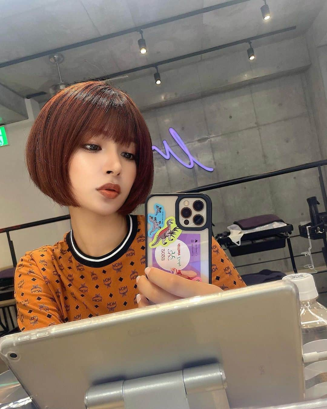 藤井マリーのインスタグラム：「🧡💇🏽‍♀️🤎  初めてオレンジカラー✂︎  夏のサーキットで日焼けしたので、肌色との相性も考えながら 今週末のSUPERGTに合わせチームカラーに挑戦してみました！ いつも赤だったので新鮮です👶🏻  @waystokyo  @takahiro_numa   #レイヤーボブ #ショートカット #オレンジヘアー #明治神宮前 #MCM  #SUPERGT #レースクイーン #藤井マリー」