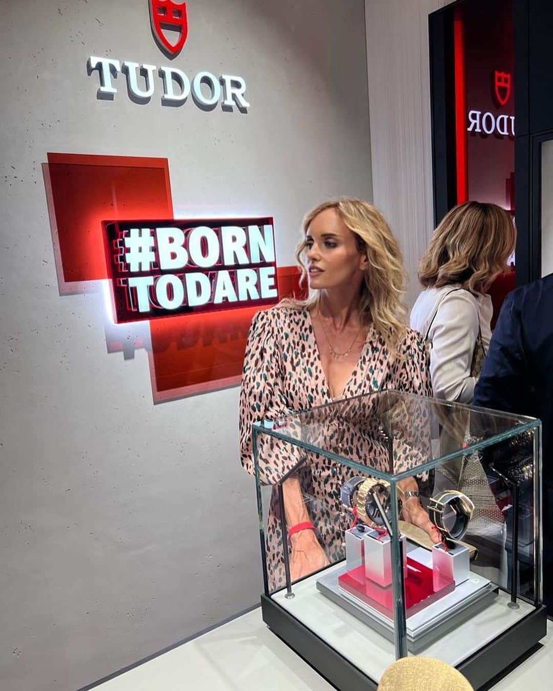 ジャスティン・マッテラさんのインスタグラム写真 - (ジャスティン・マッテラInstagram)「Nuova @ronchiorologeria Boutique Edizione Limitata @tudorwatch ❤️⌚️ All’ apertura ieri sera a Milano in Via Manzoni c’era il mondo. 🌎 Poi tutti da @donlisandermilano per la #flyingdinner curata nei minimi dettagli dal geniale @chef_enricobartolini .😋 Complimenti alla @ronchiorologeria per l’importante obbiettivo raggiunto. Boutique stupenda!  #ronchorologeria #tudorwatch #borntodare #m #rolex」9月15日 17時37分 - justineelizabethmattera