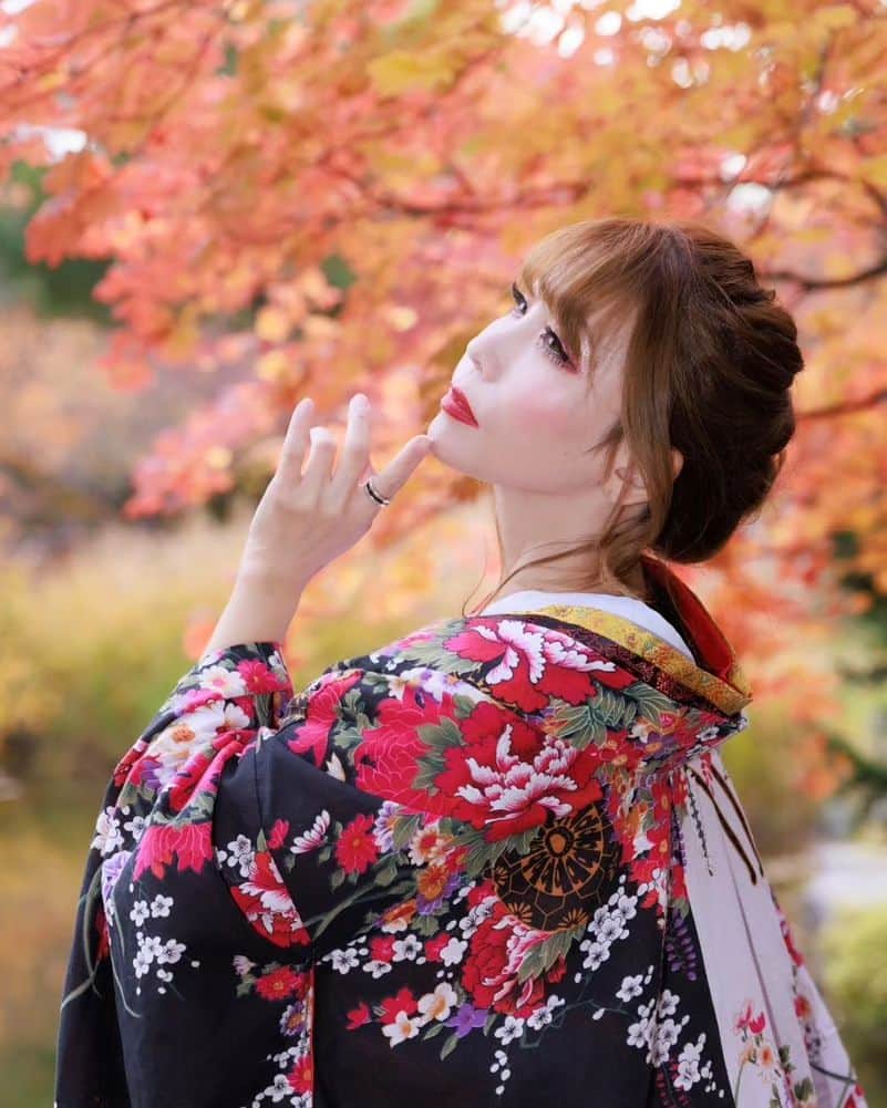 Mari Shimizuのインスタグラム：「すこしずつ、季節は移り、秋になっていきます。 イチョウ、コスモス、フルーツと撮ったり❤️ 紅葉撮影、沢山したいな～😊  今日は花金❤️みなさま、素敵な週末を😊」