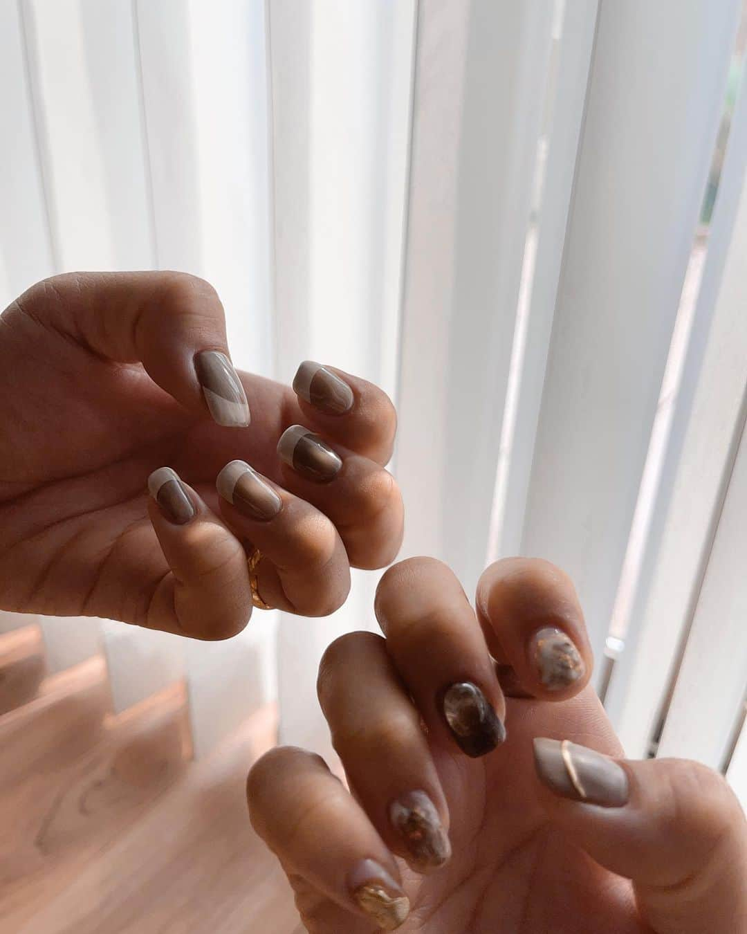 Rimiのインスタグラム：「New Nail💅🏾 前回フレンチやってかわいいってなってもう1回色変えてフレンチ🤍 3枚目と4枚目がわかりやすいかも！ やっぱり可愛い。 今回も天才ネイリスト @solnail.yuina さんの作品〜🤍 次回も楽しみ〜！！ 来週足も変えてくる✌🏾 #newnail#nail#nailchange #フレンチネイル#ネイル#ネイルデザイン#ニュアンスネイル#年子ママ#ママネイル#兄妹ママ」