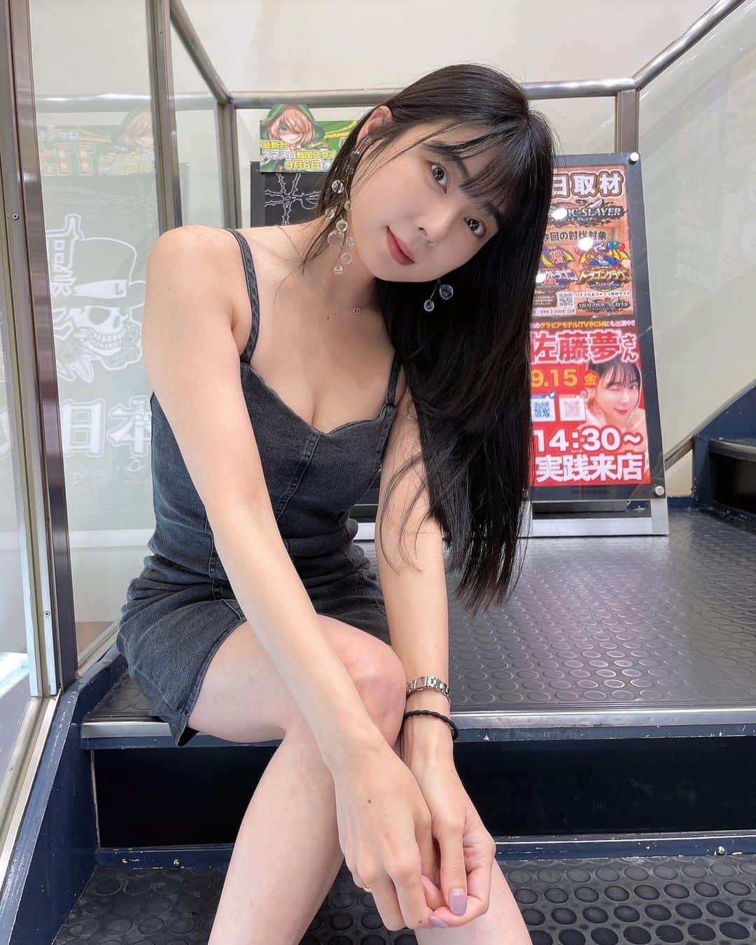 のインスタグラム：「ベニス明石店さま  抽選から沢山の方が並ばれててましたが、常連の皆様がすぐに手をふり返してくれたりお声かけしてもらえて前回約束してもらった抽選番号も一緒に撮ってくれたり今日１５日は佐藤夢の日って覚えててくれたり朝からいっぱい仲良くしてもらえて感謝です👏  パチンココーナーのみなさんもいっぱい頑張ってって応援してもらえたりスタッフ皆さんも元気いっぱいで付き合ってくださり、佐藤から夢ちゃん呼びに変わってくれてたのは内心めっちゃ嬉しかったです🤭💕  銀の葡萄セカンド明石店さま  いつも仲良くしてくださっている女性スタッフのお姉さんと久しぶりにお愛できてテンション上がってたらハッピーニュースのサプライズで私まで幸せになっちゃいました🥰  普段からSNSもみてくださっているみたいで女性の方から応援してもらえるって本当嬉しい😆 遊戯中も何度もアイコンタクトで盛り上がってくれたり、スタッフの方も一緒に『おはもんもん』付き合ってもらえて親しくさせていただき感謝😆  銀の葡萄明石店さま  来店すぐにベニス明石さまで仲良くしてくれたお兄さんがジャグラーで遊戯してくれてて感動🥹  事務所ご挨拶の時には普段から活動見てくれていたり、仲良し子よしじゃないけど凄くフレンドリーに話してくれたり褒めてもらえたりいっぱい言ってもらえて、とっても愛感じるラストの時間のおかげで、実践は負けちゃったけど勝ち以上の価値のある時間でしたね😌  ファンの方も駆けつけてくれてたっぷり愛情こもった美味しい差し入れも最高に嬉しかったよ❗️  本当、愛に来てくれてありがとうね😚  朝から最後までお愛した皆さま 3店舗スタッフ皆さま ディレクターさん ファンの方  今日もありがとうございました😊💕  次回も１５日❗️  １０月１５日（日）実践予定なので引き続きお付き合い下さいませ🥳  今日も楽しかった👍  #ベニス明石店様  #銀の葡萄セカンド明石店様  #銀の葡萄明石店様」
