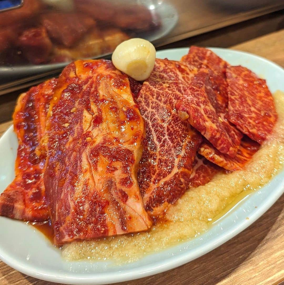 大見さなえのインスタグラム：「にんにく尽くしの焼肉屋さん🤤🥩 『にんにく焼肉 ぷるしん 三軒茶屋店』 2023年6月8日オープン🎊 ⁡ 今日はにんにく食べたい！！って日はここ✨ これでもか！ってくらい堪能できる🧄 ⁡ 【タンミックス】 タン元からタン先まで全てのタン入り🥩 めちゃくちゃにんにく絡んでる上に 丸々ニンニクと、テーブルには 追いにんにくできるにんにく塩タレまで🥺✨ ⁡ 【赤ミックス】 国産和牛カルビ、テール、赤身など入ってて ジャンキー！お酒やごはんがとまらん、、！ ⁡ 【白ミックス】 にんにく塩ダレをもみ込んだ 新鮮なホルモン盛り🥩 ⁡ にんにくは青森の田子にんにくを使用してて 旨味と甘味が抜群✨ どのお料理もにんにくたっぷりなのに なぜか後味すっきりで見た目より軽め！ ⁡ 他にもセンマイ刺しや 黒毛和牛の特上部位が入りの極ミックスなど🤤🥩 ⁡ 沖縄で人気のお店が東京にも進出。4店舗目！ 1人でも入りやすいカウンター、テーブル席あり。 にんにく好きな友達とスタミナつけたい時に🙆‍♀️ ーーーーーーーーーーーーーーーーーーーー 注文メニュー📝 •センマイ刺し •ユッケナムル •タンミックス •赤ミックス  •白ミックス  •極ミックス •生キムチ •おいしいご飯 ーーーーーーーーーーーーーーーーーーー エリア  三軒茶屋 予算　3,500円〜4,500円 オススメ　タンミックス、赤ミックス ーーーーーーーーーーーーーーーーーーー 読んでくださってありがとうございます💓 🔖@tabe_megumi 東京・福岡を中心に 美味しいお店を紹介してます☺️ チェックしてみてね✨ ーーーーーーーーーーーーーーーーーーー #にんにく焼肉 #ぷるしん #三軒茶屋グルメ #焼肉女子 #行列のできる店 #にんにく女子 #にんにく好きと繋がりたい #焼肉好きと繋がりたい #にんにく焼肉ぷるしん三軒茶屋店 #めぐログ_三軒茶屋 #めぐログ_焼肉 #東京焼肉 #にんにく #肉テロ #飯テロ #大蒜」