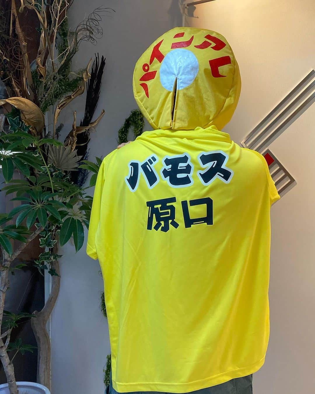 Office S.I.C 公式さんのインスタグラム写真 - (Office S.I.C 公式Instagram)「＼バモスTシャツ×原口文仁／  選手の皆さんから大好評だった ★バモスTシャツ★  制作会社様に徹夜でご対応いただき なんとか昨日、 選手の皆さんにお渡しすることができました!!!!  〜原口文仁より 　日頃の感謝の気持ちを込めて〜  ・ ・ ・  ♡おまけ♡  届いたパインアレを見て 嬉しくて すぐに被りました😆😆  急いでいたので バモスTシャツは のせるだけ😅😅😅  #原口文仁 #阪神タイガース #優勝 #ビールかけ #バモスTシャツ #パイン株式会社 様 @pineame_pr  #パインアメ #パインアレ」9月15日 17時33分 - office_sic