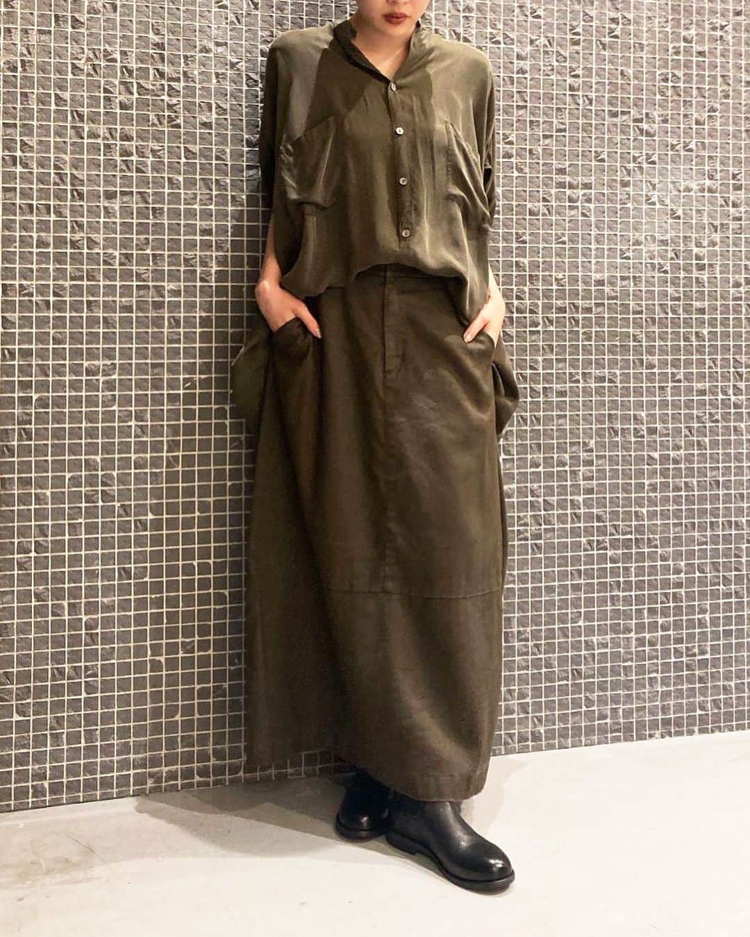 のインスタグラム：「•  pas de calais  New in!  コクーンフォルムのセミフレアロングスカート。リネン特有のトロミ感で、広がり過ぎない合わせやすいシルエットです。  •Skirt (No.7227) Khaki, Beige, Black 30,800yen  Linen55% Cotton45%  ◾️ORDER NOVELTY EVENT 9/13(wed)-24(sun)   #pasdecalais  #pasdecalais_offical_jp  #パドカレ #23aw #skirt #cottonrinen  #パドカレのリネン」