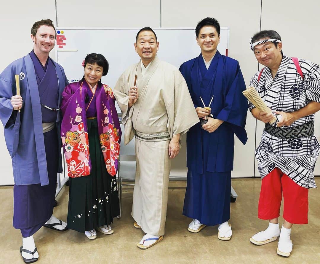 桂かい枝のインスタグラム：「今日はこんなメンバーで高校生に日本伝統文化のワークショップ😆  落語、玉すだれ、紙切、和妻  最後は発表会も‼️  めっちゃくちゃ盛り上がった〜‼️  本当に優秀で楽しい生徒さん達でした😊  ありがとうございます😊」