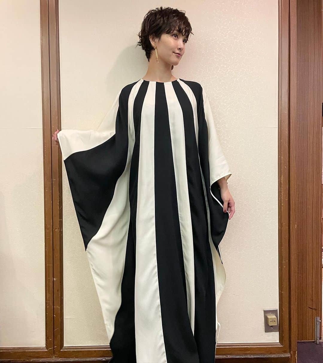 越智めぐみさんのインスタグラム写真 - (越智めぐみInstagram)「先日　名古屋で 映画　「女子大小路の名探偵」 の舞台挨拶のHMさせていただきました😆 現場でHM 粕谷ゆうすけくんに会い　スタイリスト小谷さんと 語ったり　楽しかった〜😆 帰りの途中　エスカレーターで男性が意識失い倒れ、隣りにいたゴーちゃん、後ろにいた小谷さんで　とっさに身体と頭支え　何とか　意識取り戻し　男性は　 何が起きたのか　全くわかっていない様子でしたが 無傷でした。 もし、二人が支えてなかったら 確実に頭から落ちて　大怪我していたと思う。 命の恩人ですね。 とっさに支えたため、 大切に持っていた　ポップコーン潰れちゃい 色々な事があった名古屋でした〜笑」9月15日 17時36分 - megumi.ochi1031