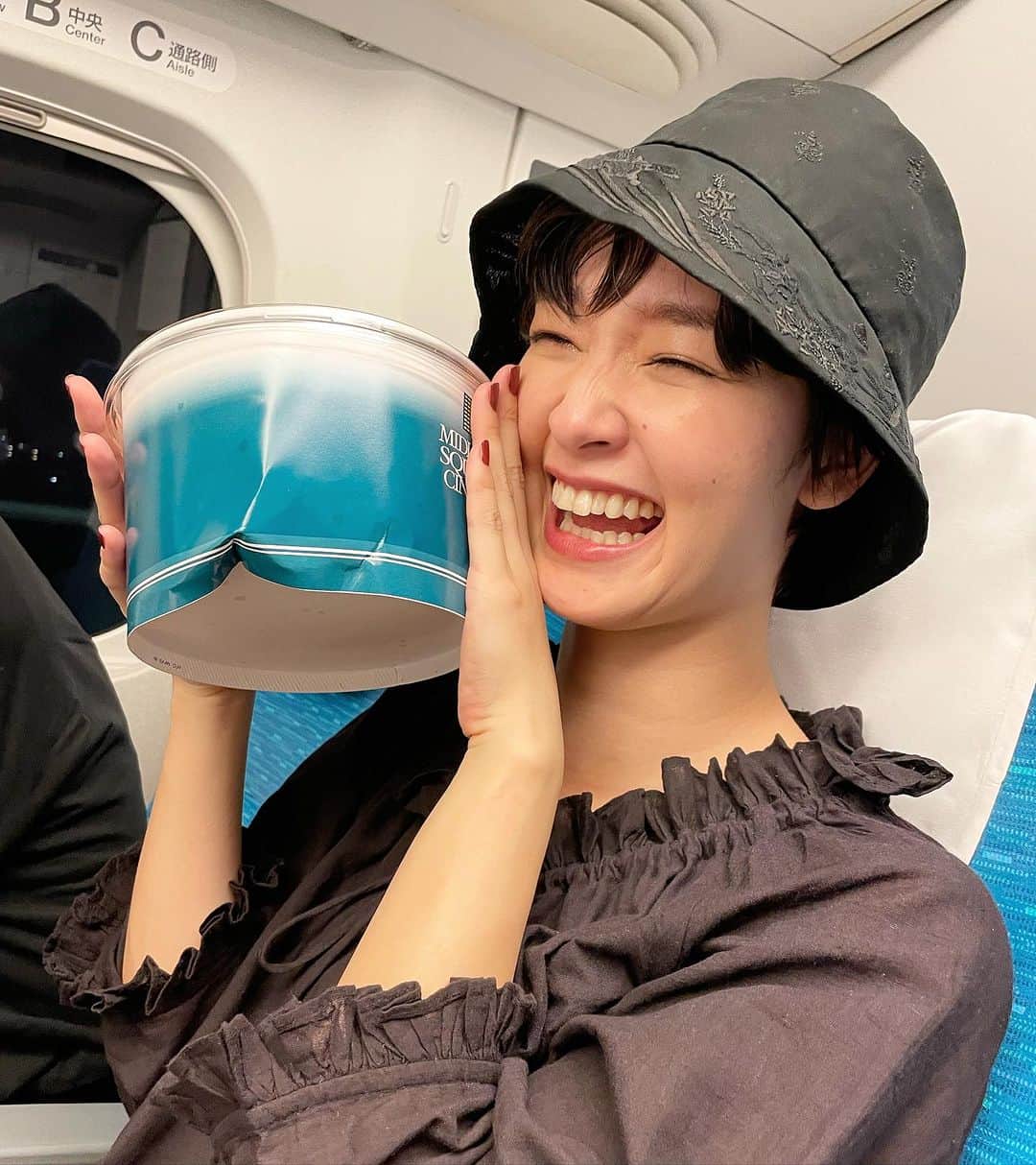 越智めぐみさんのインスタグラム写真 - (越智めぐみInstagram)「先日　名古屋で 映画　「女子大小路の名探偵」 の舞台挨拶のHMさせていただきました😆 現場でHM 粕谷ゆうすけくんに会い　スタイリスト小谷さんと 語ったり　楽しかった〜😆 帰りの途中　エスカレーターで男性が意識失い倒れ、隣りにいたゴーちゃん、後ろにいた小谷さんで　とっさに身体と頭支え　何とか　意識取り戻し　男性は　 何が起きたのか　全くわかっていない様子でしたが 無傷でした。 もし、二人が支えてなかったら 確実に頭から落ちて　大怪我していたと思う。 命の恩人ですね。 とっさに支えたため、 大切に持っていた　ポップコーン潰れちゃい 色々な事があった名古屋でした〜笑」9月15日 17時36分 - megumi.ochi1031