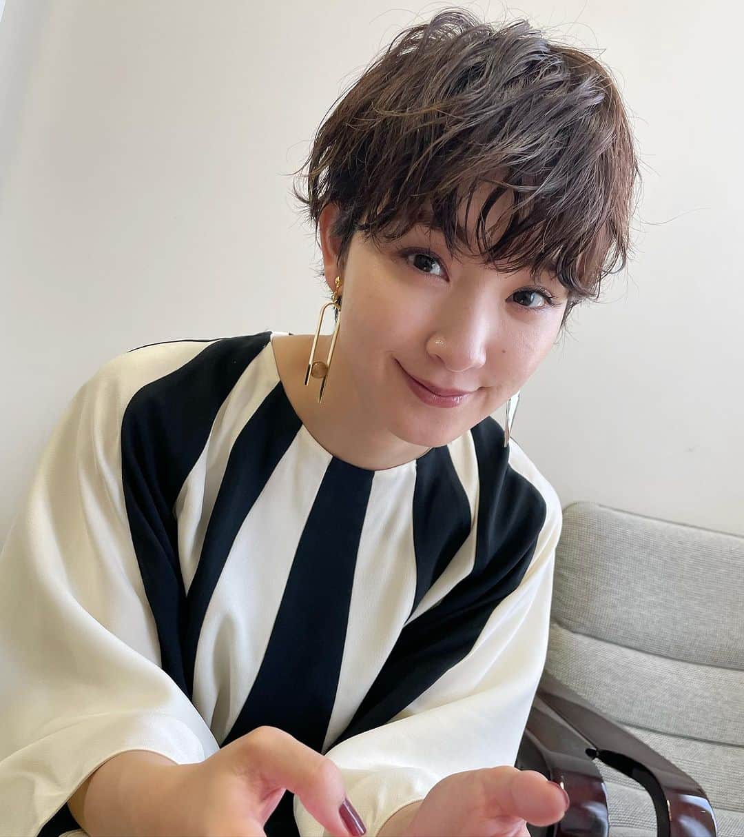 越智めぐみさんのインスタグラム写真 - (越智めぐみInstagram)「先日　名古屋で 映画　「女子大小路の名探偵」 の舞台挨拶のHMさせていただきました😆 現場でHM 粕谷ゆうすけくんに会い　スタイリスト小谷さんと 語ったり　楽しかった〜😆 帰りの途中　エスカレーターで男性が意識失い倒れ、隣りにいたゴーちゃん、後ろにいた小谷さんで　とっさに身体と頭支え　何とか　意識取り戻し　男性は　 何が起きたのか　全くわかっていない様子でしたが 無傷でした。 もし、二人が支えてなかったら 確実に頭から落ちて　大怪我していたと思う。 命の恩人ですね。 とっさに支えたため、 大切に持っていた　ポップコーン潰れちゃい 色々な事があった名古屋でした〜笑」9月15日 17時36分 - megumi.ochi1031