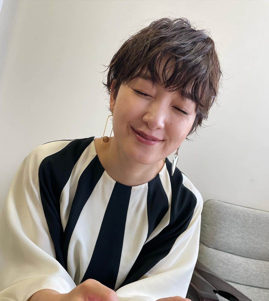 越智めぐみさんのインスタグラム写真 - (越智めぐみInstagram)「先日　名古屋で 映画　「女子大小路の名探偵」 の舞台挨拶のHMさせていただきました😆 現場でHM 粕谷ゆうすけくんに会い　スタイリスト小谷さんと 語ったり　楽しかった〜😆 帰りの途中　エスカレーターで男性が意識失い倒れ、隣りにいたゴーちゃん、後ろにいた小谷さんで　とっさに身体と頭支え　何とか　意識取り戻し　男性は　 何が起きたのか　全くわかっていない様子でしたが 無傷でした。 もし、二人が支えてなかったら 確実に頭から落ちて　大怪我していたと思う。 命の恩人ですね。 とっさに支えたため、 大切に持っていた　ポップコーン潰れちゃい 色々な事があった名古屋でした〜笑」9月15日 17時36分 - megumi.ochi1031
