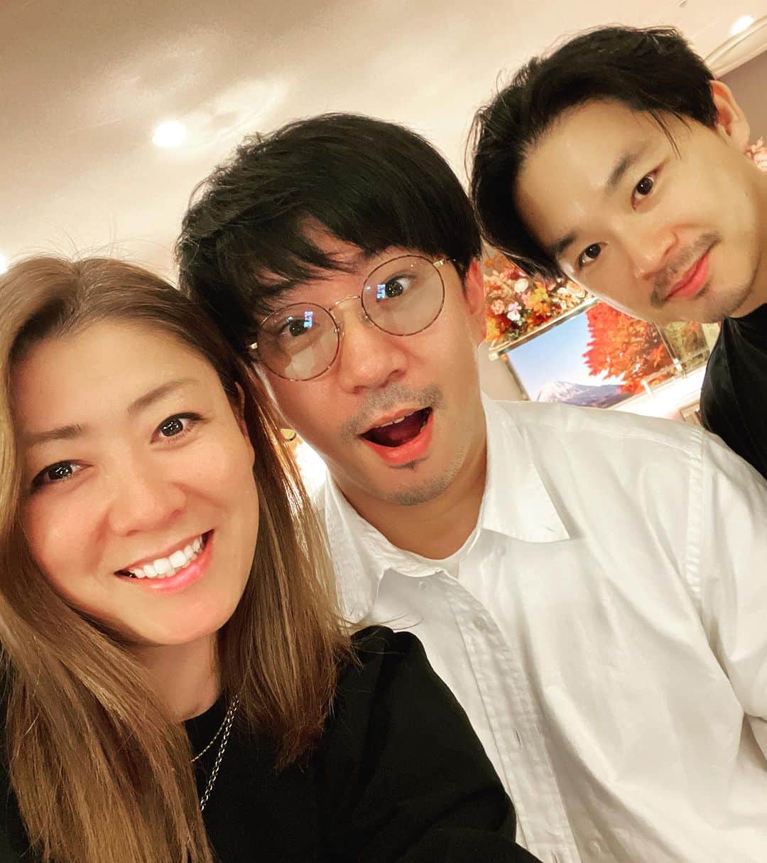 越智めぐみさんのインスタグラム写真 - (越智めぐみInstagram)「先日　名古屋で 映画　「女子大小路の名探偵」 の舞台挨拶のHMさせていただきました😆 現場でHM 粕谷ゆうすけくんに会い　スタイリスト小谷さんと 語ったり　楽しかった〜😆 帰りの途中　エスカレーターで男性が意識失い倒れ、隣りにいたゴーちゃん、後ろにいた小谷さんで　とっさに身体と頭支え　何とか　意識取り戻し　男性は　 何が起きたのか　全くわかっていない様子でしたが 無傷でした。 もし、二人が支えてなかったら 確実に頭から落ちて　大怪我していたと思う。 命の恩人ですね。 とっさに支えたため、 大切に持っていた　ポップコーン潰れちゃい 色々な事があった名古屋でした〜笑」9月15日 17時36分 - megumi.ochi1031