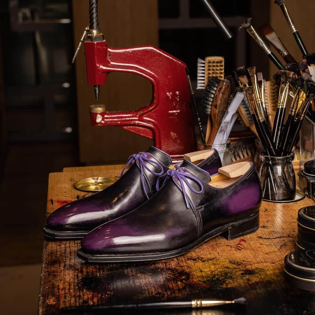 コルテのインスタグラム：「Craft if the visible edge of Art !  Here showcased : Model : Arca Derby Color : Aubergine patina  www.corthay.com #corthay #classicshoes #art」